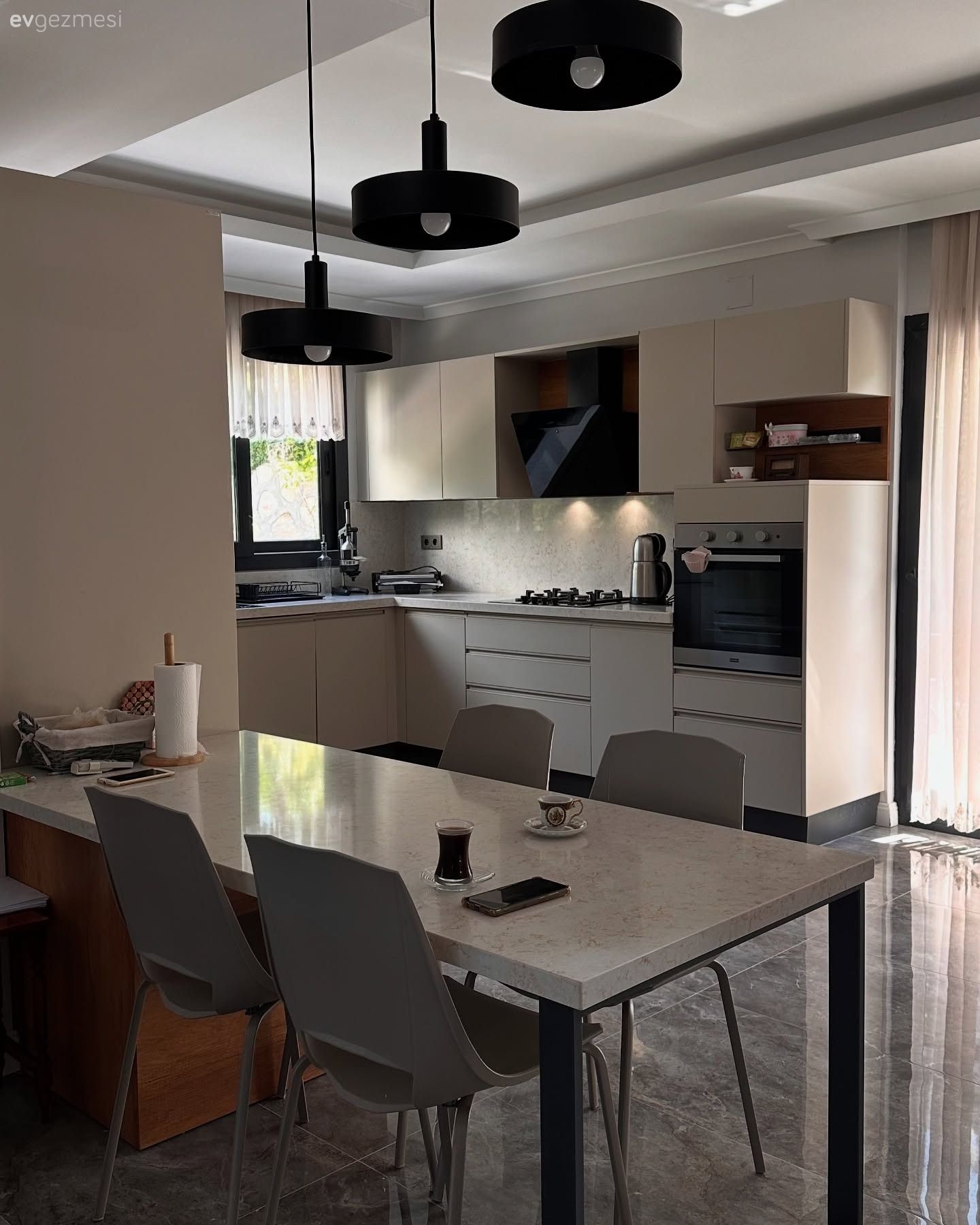 Açık Konsept Bu Mutfağın Modern Tarzına Country Detaylar Karışmış