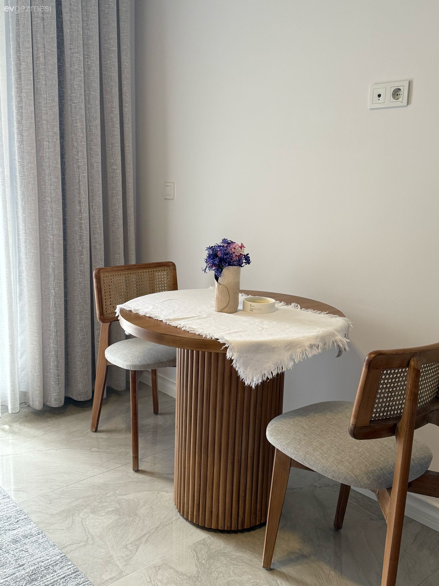 Muğla'daki Bu Evde Gri ve Beyazın Yeri Çok Ayrı