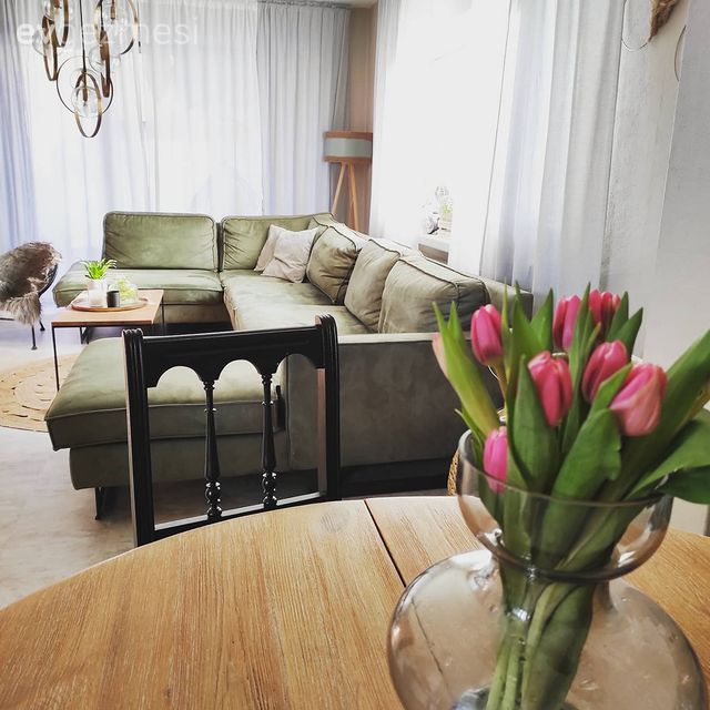 Salon, Modern rustik, Yeşil, Sarı, Köşe koltuk, Koltuk takımı, Orta sehpa, Sehpa, Yuvarlak sehpa, Avize, Aydınlatma, Salon avizesi, Vazo, Ev Aksesuar, Çiçekler, Gri duvar, Sandalye, Yemek masası, Kırlent, Ev tekstili