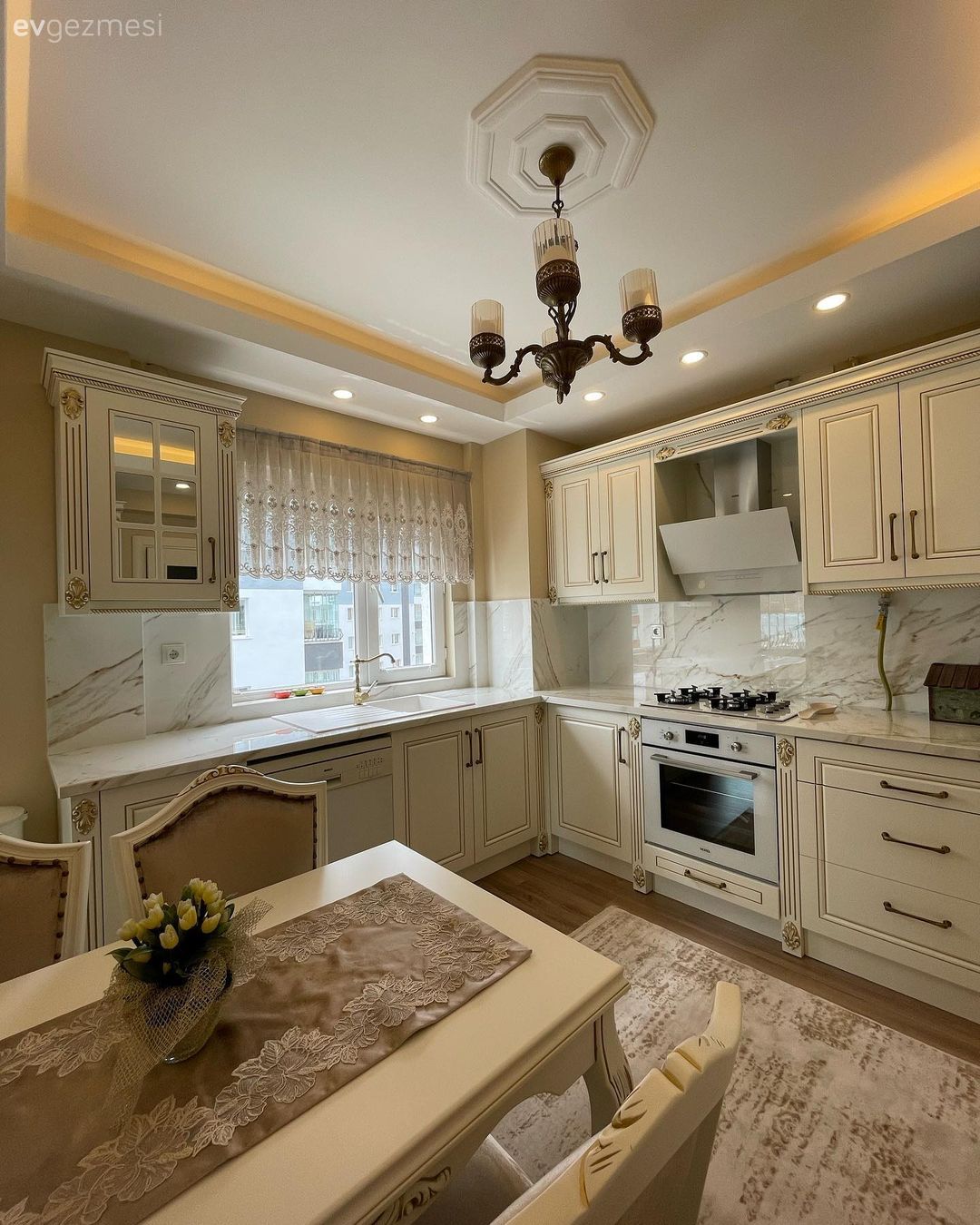 Mutfak tezgah arası, Mutfak, Mutfak perdesi, Beyaz, Sandalye, Krem, Mutfak masası, Bej, Mutfak Avize Modelleri, Country mutfak, Spot aydınlatma, Shaker kapaklı dolaplar, Aydınlatma, Mutfak tezgahı, Mutfak halısı, Tezgah arası doğal taş, Mermer