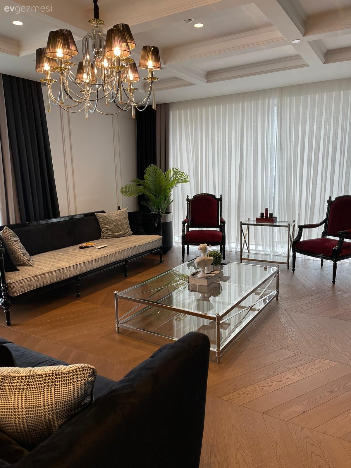 Salon, Art deko, Siyah, Bordo, Krem, Beyaz, Koltuk takımı, Tavan dekorasyon, Avize, Aydınlatma, Salon avizesi, Cam orta sehpa, Orta sehpa, Tül perde, Perde, Fon perde, Ev bitkisi, Parke, Yan sehpa, Sehpa