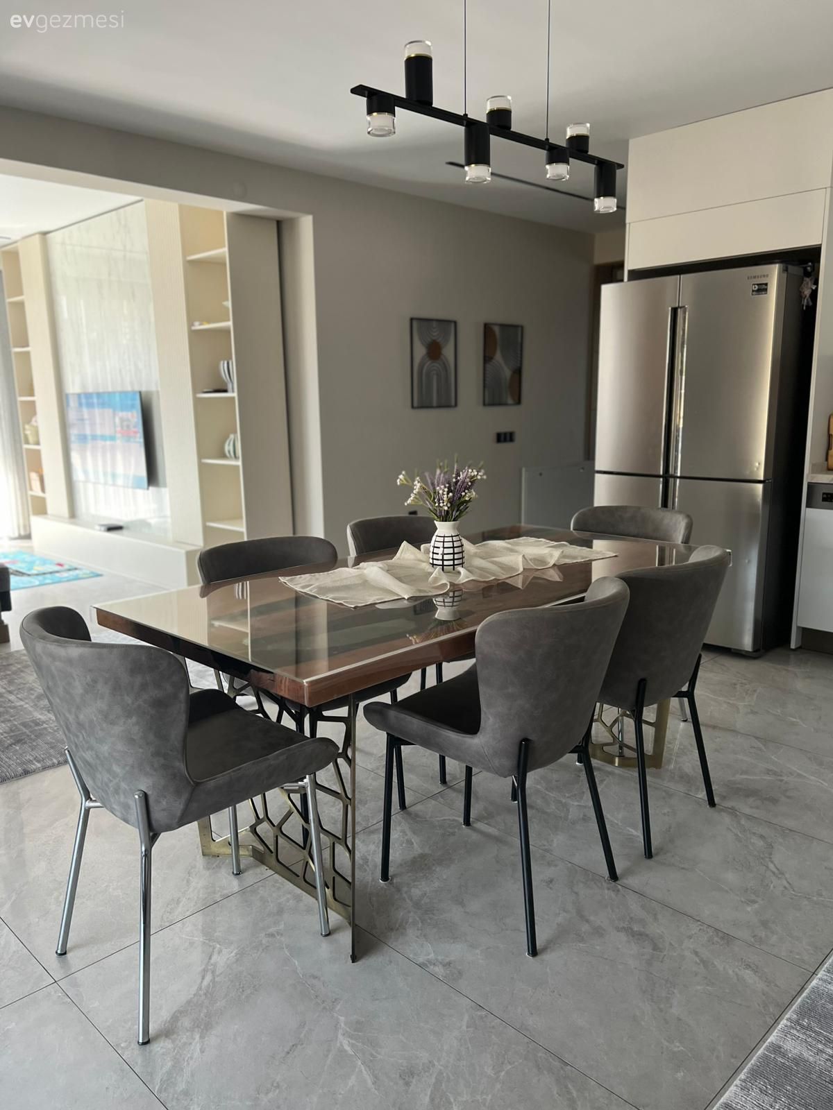 Mutfak masası, Modern mutfak, Mutfak, Gri, Beyaz, Spot aydınlatma, Aydınlatma, Mutfak Avize Modelleri, Mutfak zemin seramikleri, Gri duvar