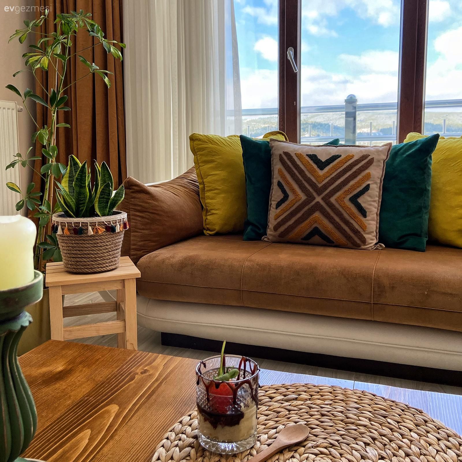 Salon, Beyaz, Kahverengi, Sarı, Mavi, Koltuk takımı, Orta sehpa, Sehpa, Kırlent, Ev tekstili, Desenler, Fon perde, Perde, Tül perde