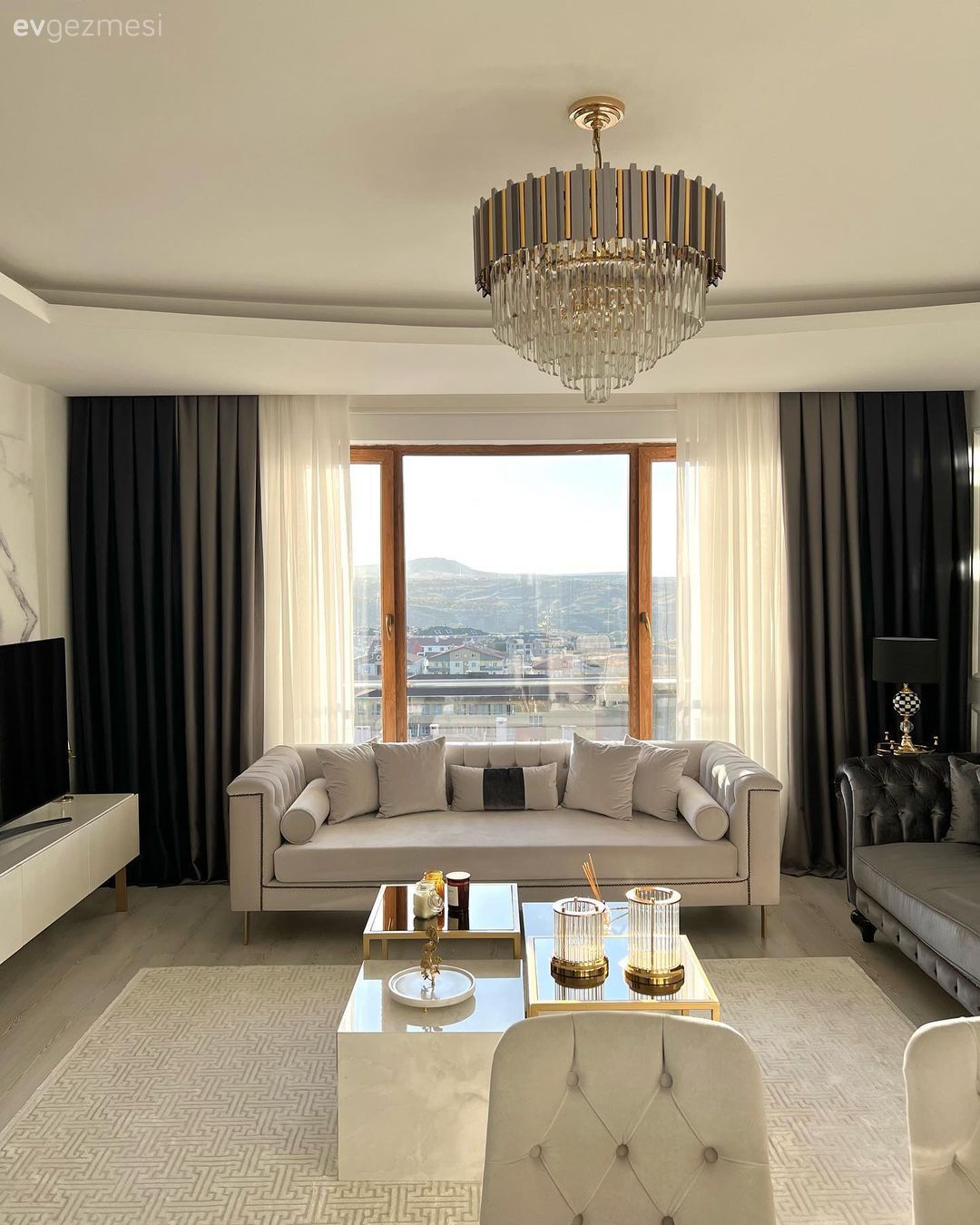 Salon, Modern, Art deko, Beyaz, Gri, Bej, Altın, Koltuk takımı, Modern chesterfield, Fon perde, Perde, Tül perde, Orta sehpa, Sehpa, Halı, Salon halısı, Avize, Aydınlatma, Salon avizesi, Dekoratif Objeler, Tv ünitesi, Tv ünitesi aksesuarları, Ev Aksesuar