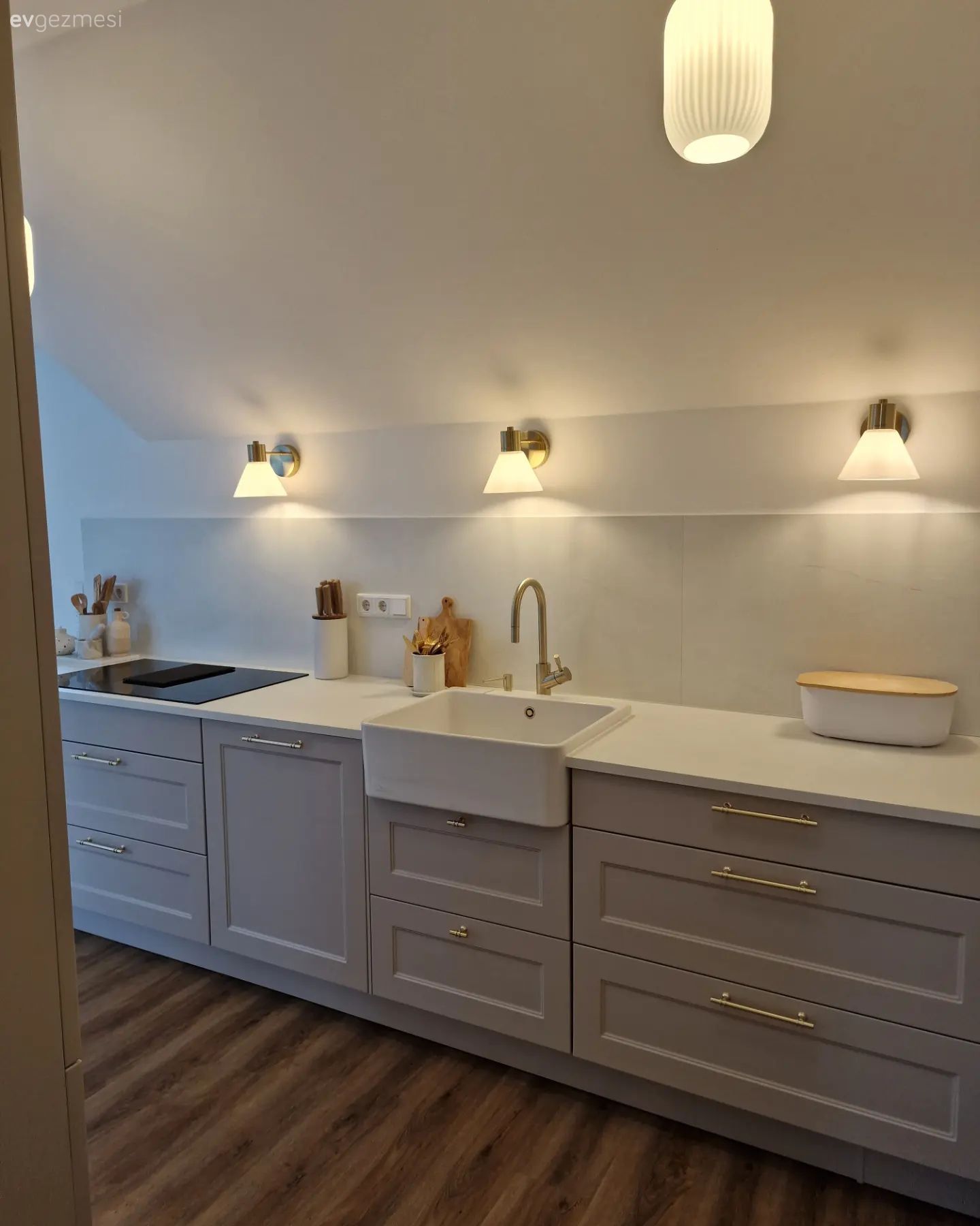 Bu Çatı Katı Katının Basıklığına Çözüm Açık Renklerle Bulunmuş!