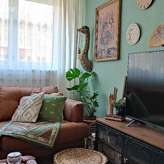 Tablo, Duvar dekorasyonu, Yeşil duvar, Tül perde, Perde, Koltuk takımı, Ev bitkisi, Tv ünitesi, Tv ünitesi aksesuarları, Ev Aksesuar