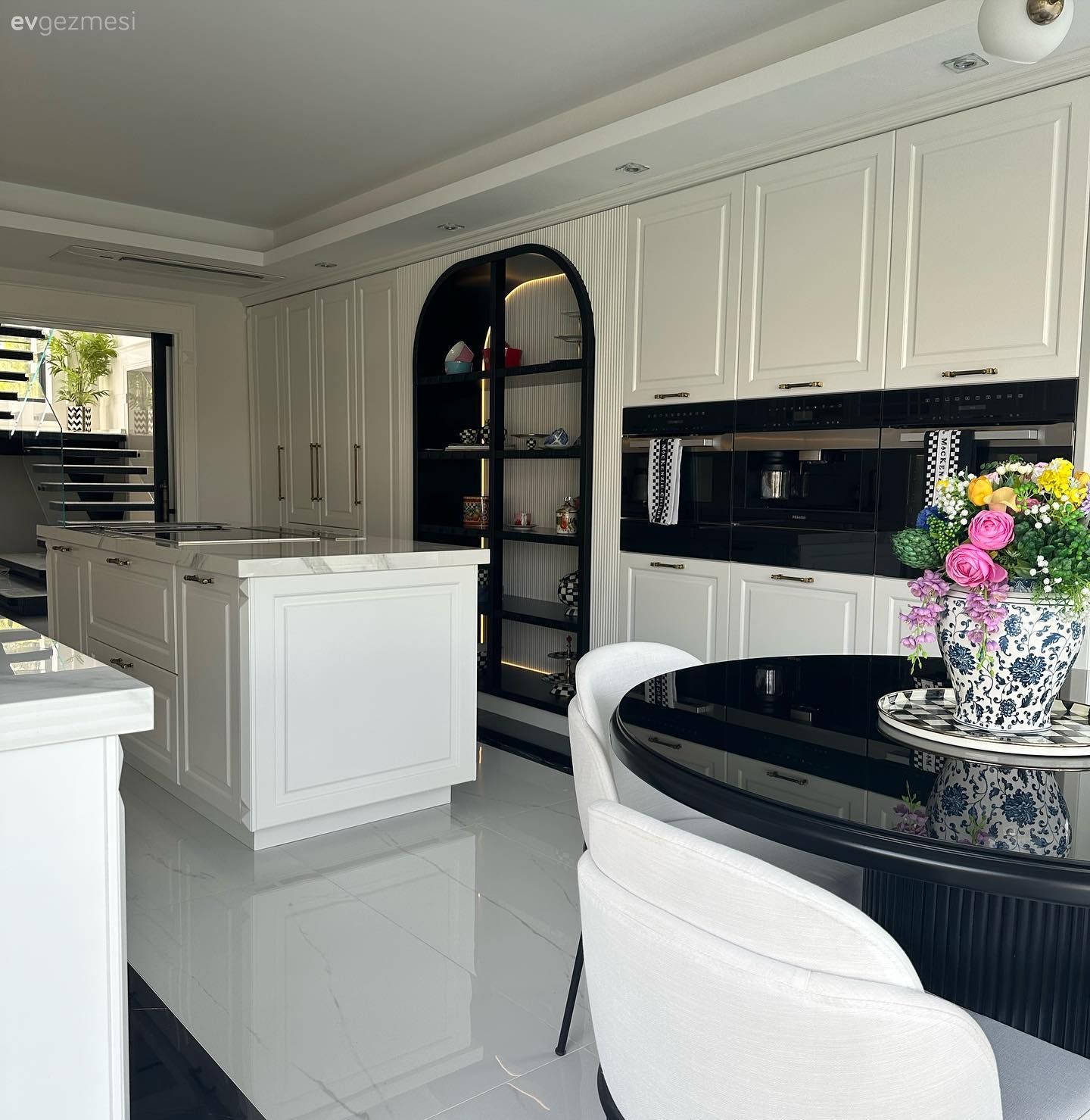 Beyaz ve Siyahı Ayırmayan Bu İzmir Evi Pek Bir Havalı!