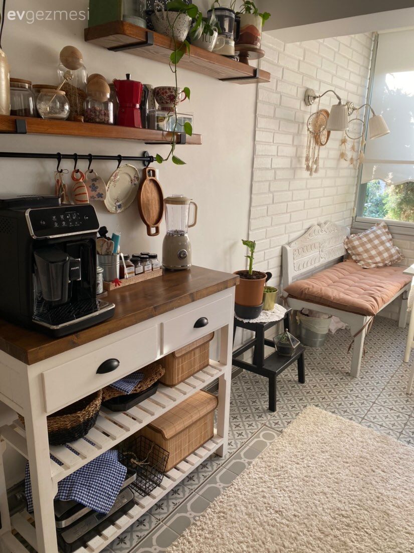 Mutfak, Beyaz, Beyaz ve ahşap mutfak, Kahve köşesi, Mutfak rafı, Mutfak halısı, Sandalye, Mutfak masası, Mutfak duvar dekorasyonu