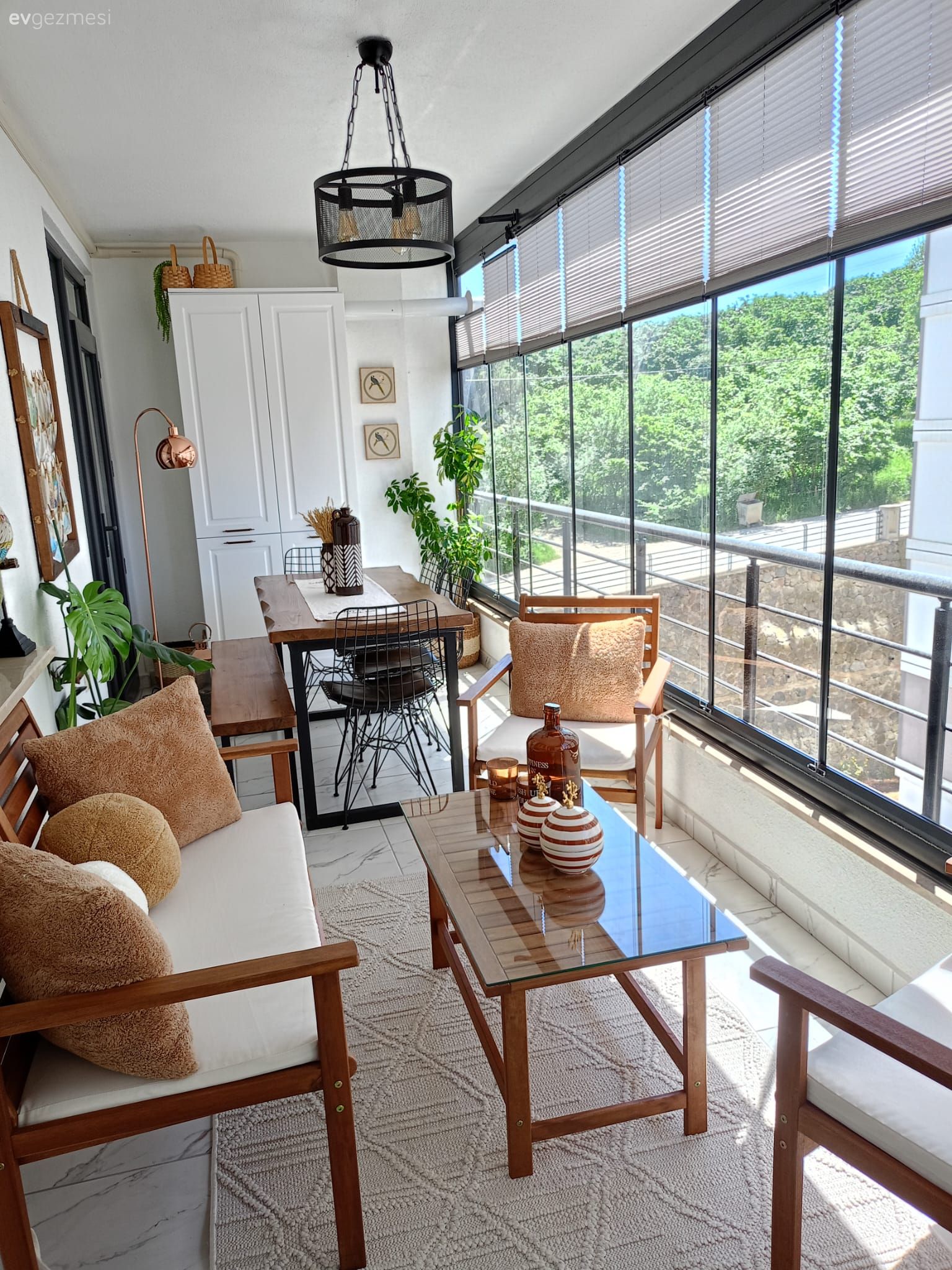 Balkon, Beyaz, Kahverengi, Balkon oturma grubu, Balkon masası, Ev bitkisi, Kapalı teras, Plise perde, Perde