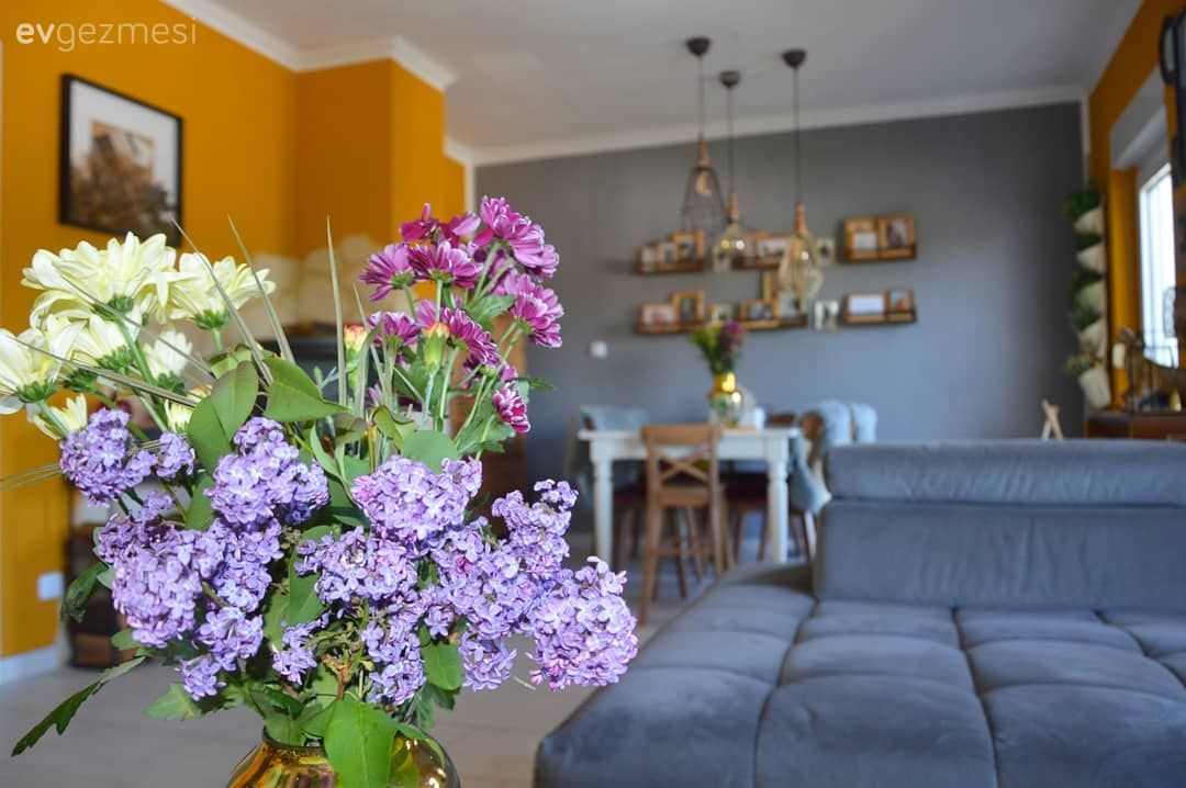 Salon, Rustik, Gri duvar, Gri, Sarı, Beyaz, Ahşap Mobilya, Yemek masası, Sandalye, Duvar rafı, Duvar dekorasyonu, Köşe koltuk, Koltuk takımı, Ev Aksesuar, Vitrin, Vazo, Çiçeklik, Dekoratif Objeler, Ev bitkisi, Tablo