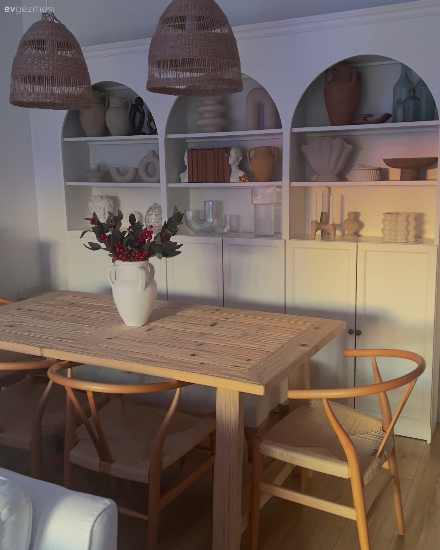 Ahşap ve Beyaz Dostluğu: İstanbul'da Aurası Yüksek Bir Ev!