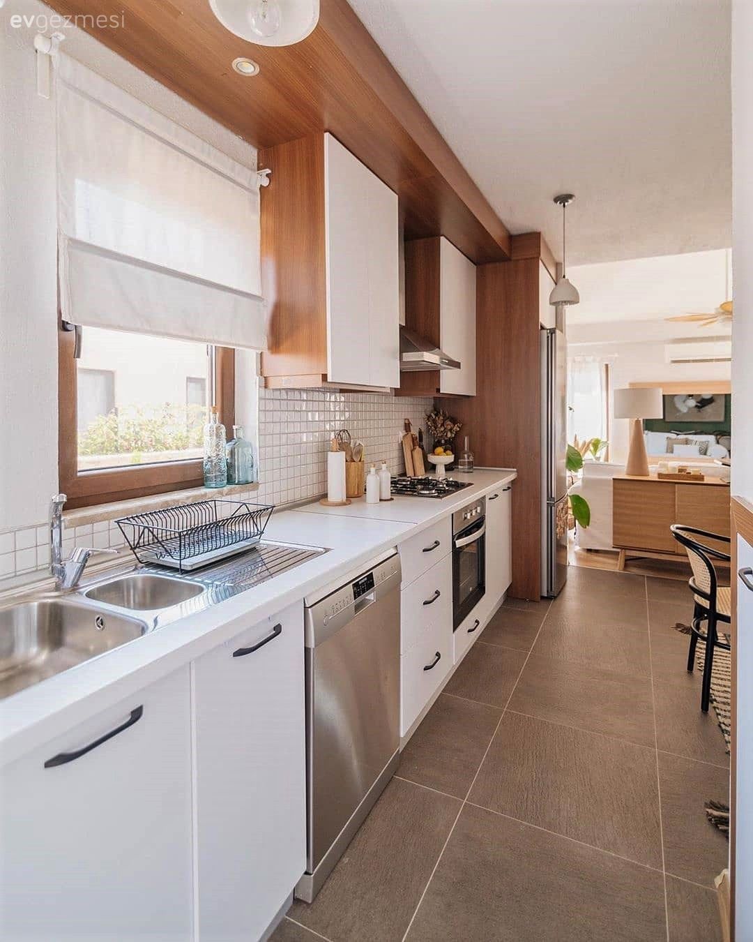 Mutfak, Amerikan Mutfak, Beyaz, Kahverengi, Mutfak zemin seramikleri, Ankastre, Davlumbaz, Mutfak tezgahı, Mutfak tezgah arası, Katlamalı perde, Perde, Mutfak perdesi, Mutfak Avize Modelleri