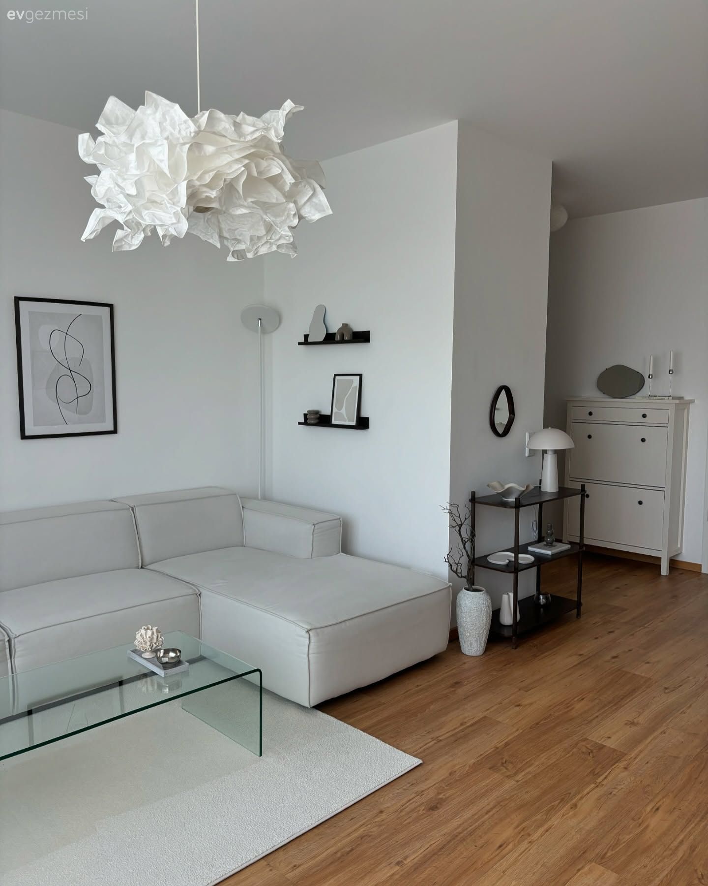 Köşe koltuk, Koltuk takımı, İskandinav, Beyaz, Bej, Tablo, Duvar dekorasyonu, Dresuar, Beyaz halı, Cam orta sehpa, Orta sehpa, Parke, Dekoratif Objeler