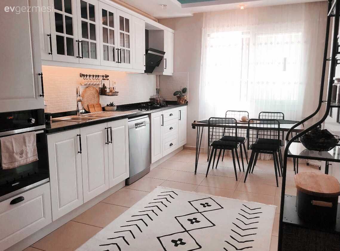 Mutfak, Beyaz, Siyah, Mutfak tezgahı, Siyah tezgah, Mutfak perdesi, Sandalye, Metal sandalye, Mutfak masası, Mutfak halısı, Mutfak rafı, Ankastre