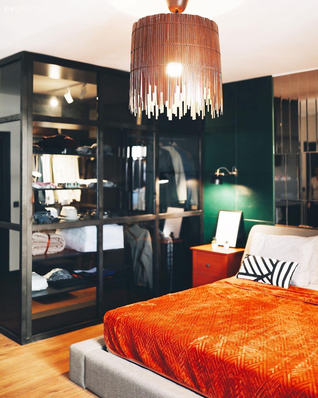 Yatak Odası, Modern, Yeşil duvar, Ayna, Komodin, Aplik, Aydınlatma, Parke, Giyinme odası, Avize