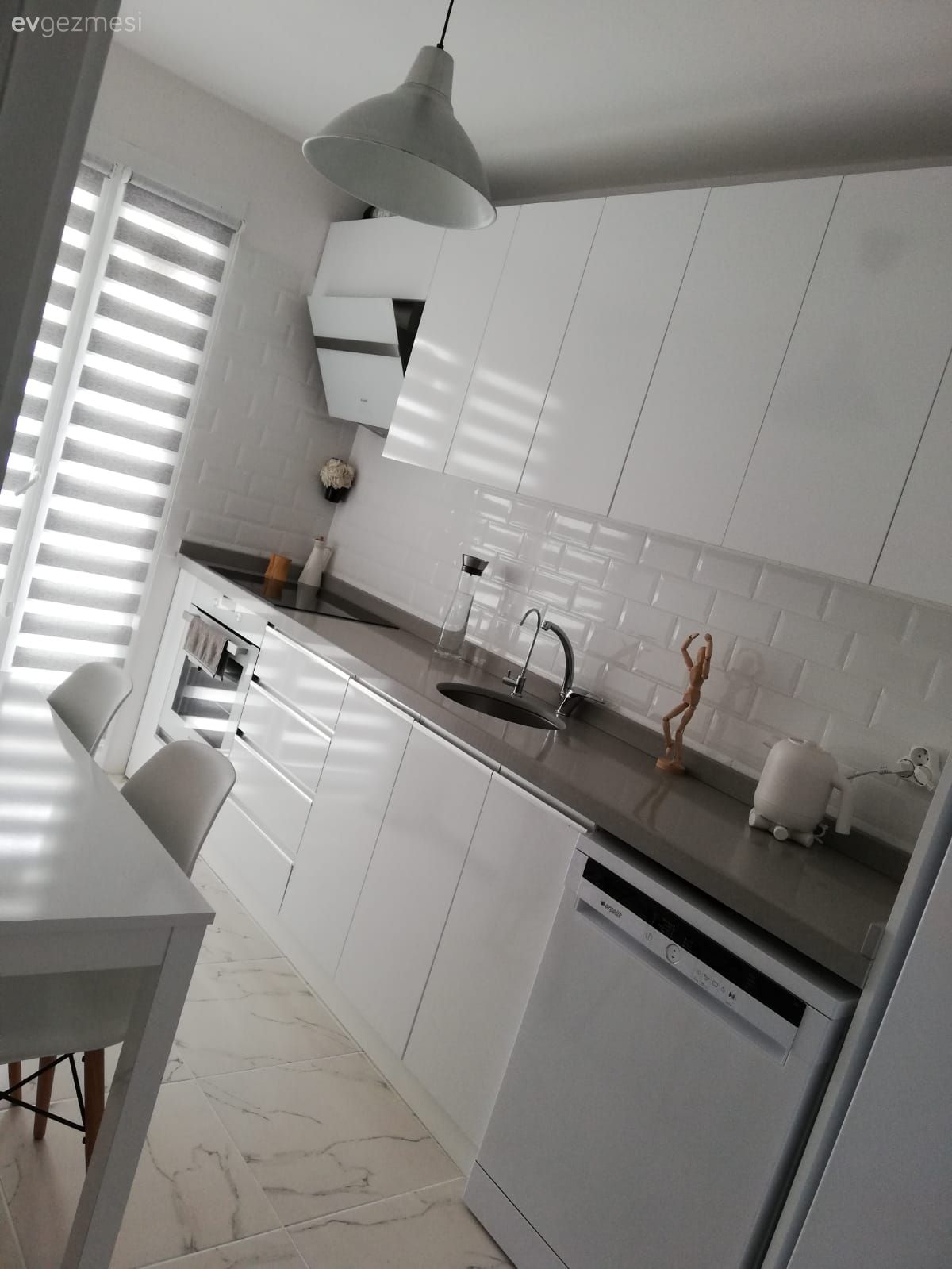 Bu Sade Evde Modern Çizgiler Sıcak Dokularla Buluşmuş