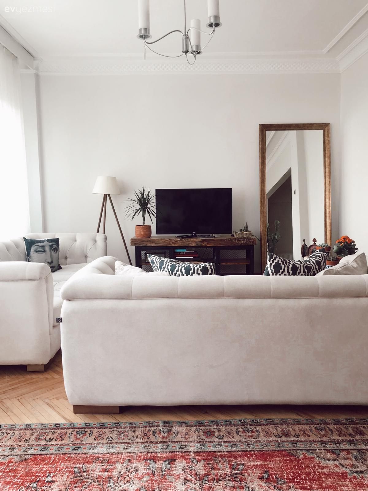 Salon, Eklektik, Bej, Beyaz, Kırmızı, Krem, Kahverengi, Koltuk takımı, Jüt halı, Halı, El dokuma halı, Parke, Tv ünitesi, Tv ünitesi aksesuarları, Ev Aksesuar, Boy aynası, Ayna, Lambader, Aydınlatma, Ev bitkisi, Avize, Salon avizesi