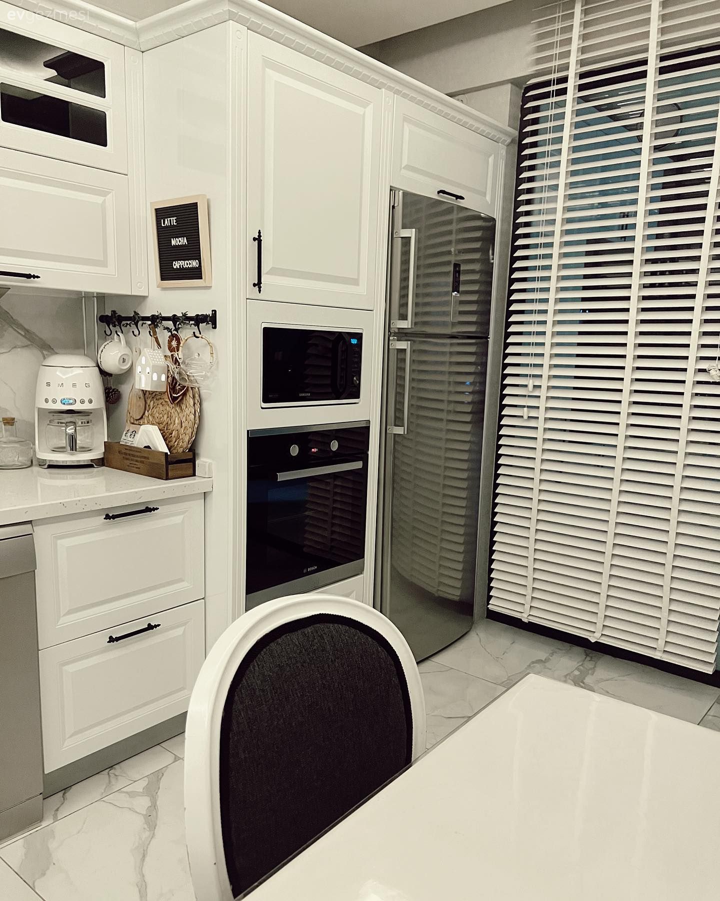 Mutfak, Beyaz, Beyaz mutfak, Siyah, Sandalye, Mutfak masası, Ankastre, Shaker kapaklı dolaplar, Jaluzi, Mutfak aksesuarları