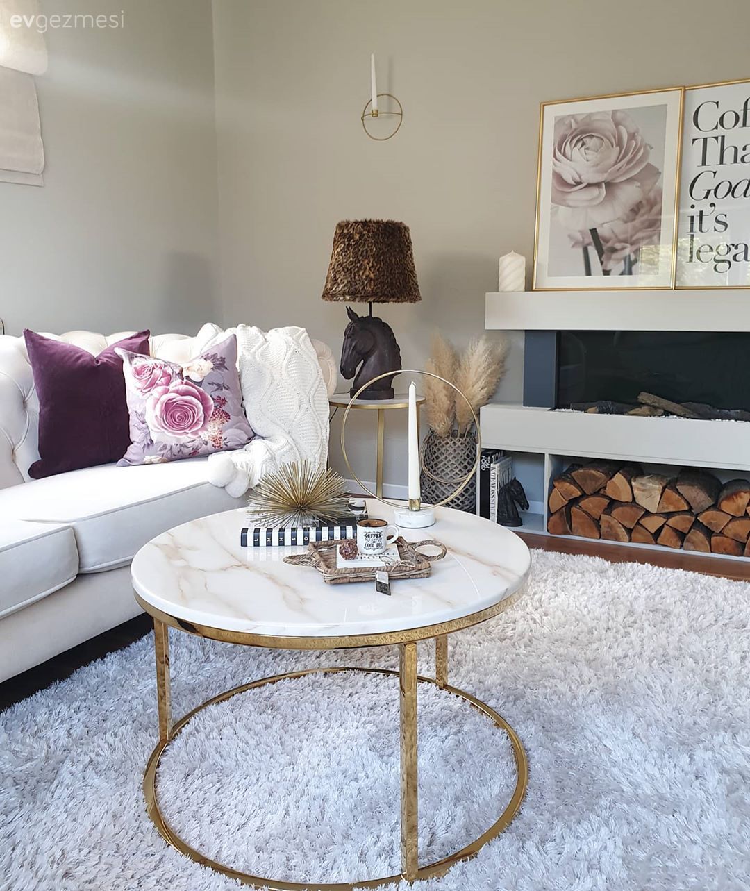 Salon, İskandinav, Beyaz, Bej, Gri, Koltuk takımı, Kırlent, Ev tekstili, Yan sehpa, Sehpa, Abajur, Aydınlatma, Orta sehpa, Metal ayaklı sehpa, Yuvarlak sehpa, Vazo, Ev Aksesuar, Pampas otu, Halı, Salon halısı, Shaggy halı, Pembe, Sehpa üstü aksesuarı