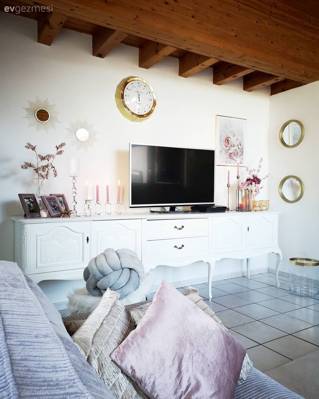 Bu Evde Ahşap Tavanlardan Yansıyan Sıcaklık Bütün Alanı Kuşatmış