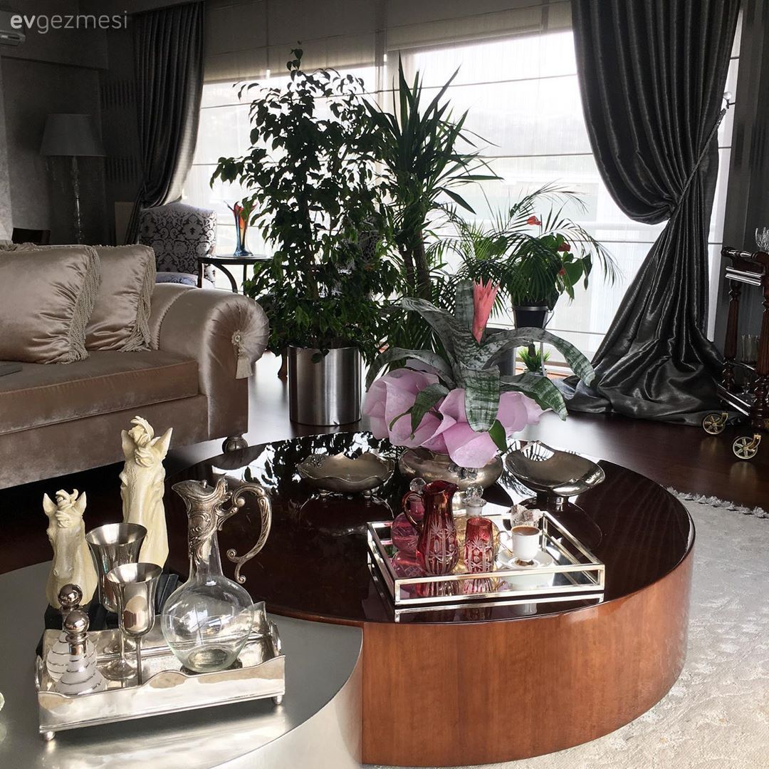 Salon, Klasik, Pudra pembe, Kahverengi, Orta sehpa, Sehpa, Şamdan, Ev Aksesuar, Fon perde, Perde, Tül perde, Çiçekler, Ev bitkisi, Aynalı tepsi, Aynalı aksesuar, Dekoratif Objeler