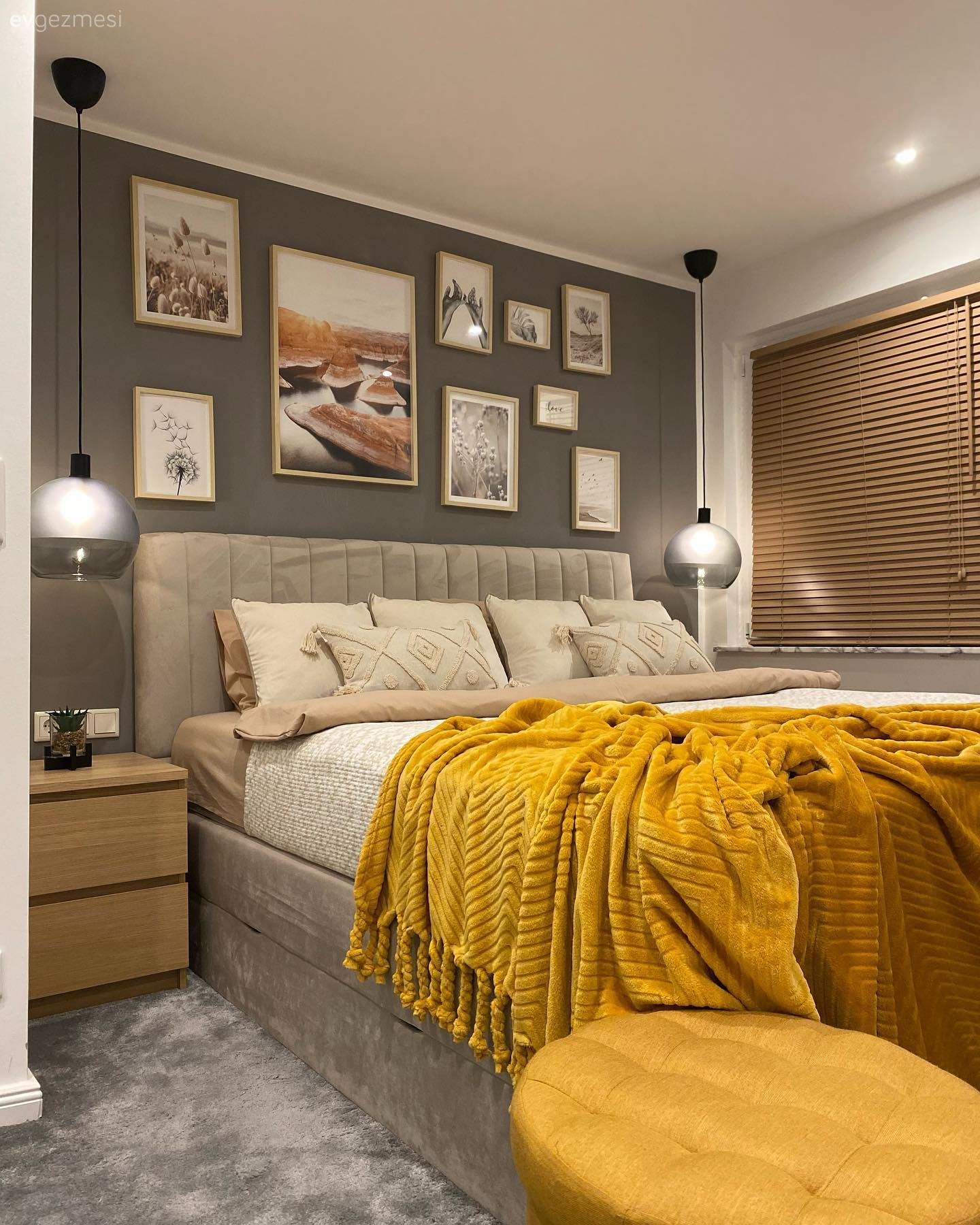 Yatak Odası, Gri duvar, Sarı, Yatak örtüsü, Galeri duvarı, Duvar dekorasyonu, Komodin, Abajur, Aydınlatma, Halı
