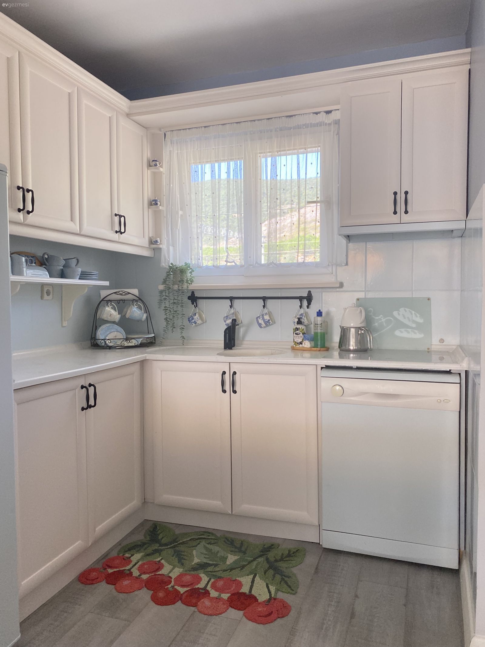 Değişimde Boyanın Gücü: Yeni Renkleriyle Güzelleşen Bir Hereke Yazlığı!