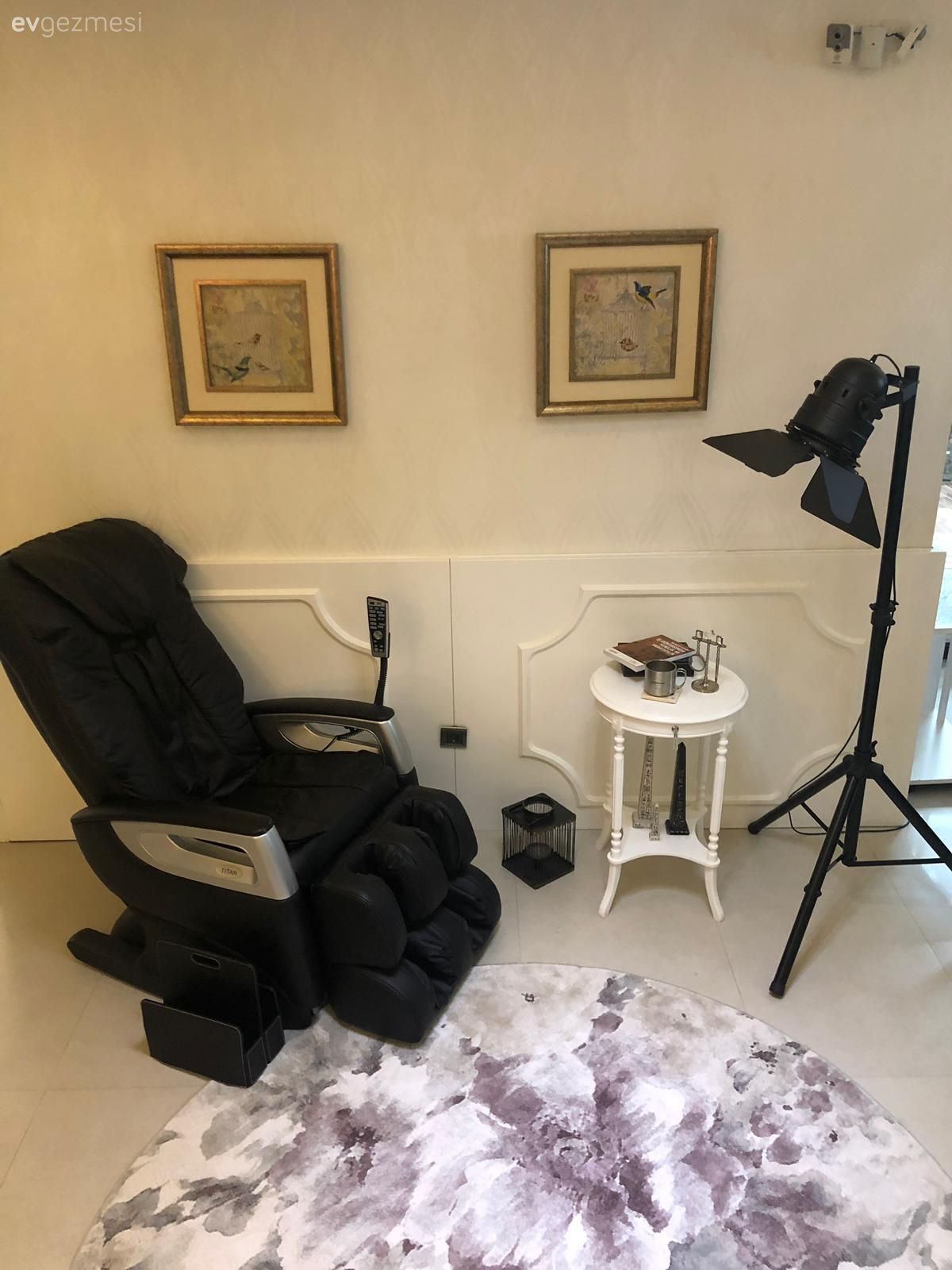 Çalışma odası, Duvar dekorasyonu, Duvar çıtalama, Tablo, Lambader, Aydınlatma, Halı, Berjer, Sehpa, Siyah, Beyaz