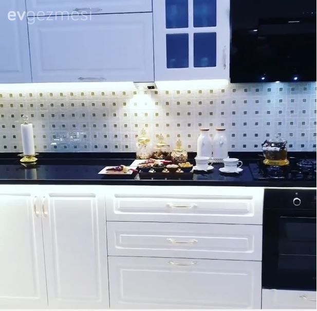 Mutfak, Beyaz mutfak, Siyah, Mutfak tezgahı, Siyah tezgah, Mutfak tezgah arası, Shaker kapaklı dolaplar, Mutfak aksesuarları, Mutfak Avize Modelleri, Ankastre