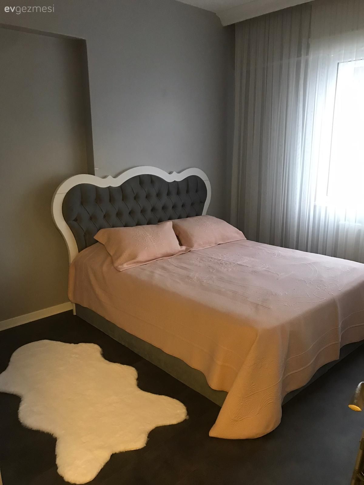 Yatak Odası, Beyaz, Pudra pembe, Gri, Yatak başlığı, Kapitone yatak başlığı, Post halı, Halı, Tül perde, Perde