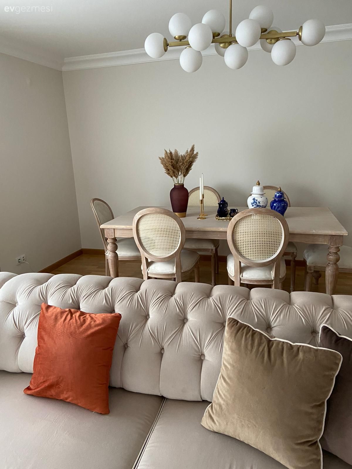 Salon, Modern, Beyaz, Bej, Krem, Vizon, Kahverengi, Modern chesterfield, Kırlent, Ev tekstili, Halı, Salon halısı, Orta sehpa, Sehpa, Yuvarlak sehpa, Parke, Berjer, Fon perde, Perde, Saksı, Ev bitkisi, Avize, Aydınlatma, Puf, Peluş, Vazo, Ev Aksesuar