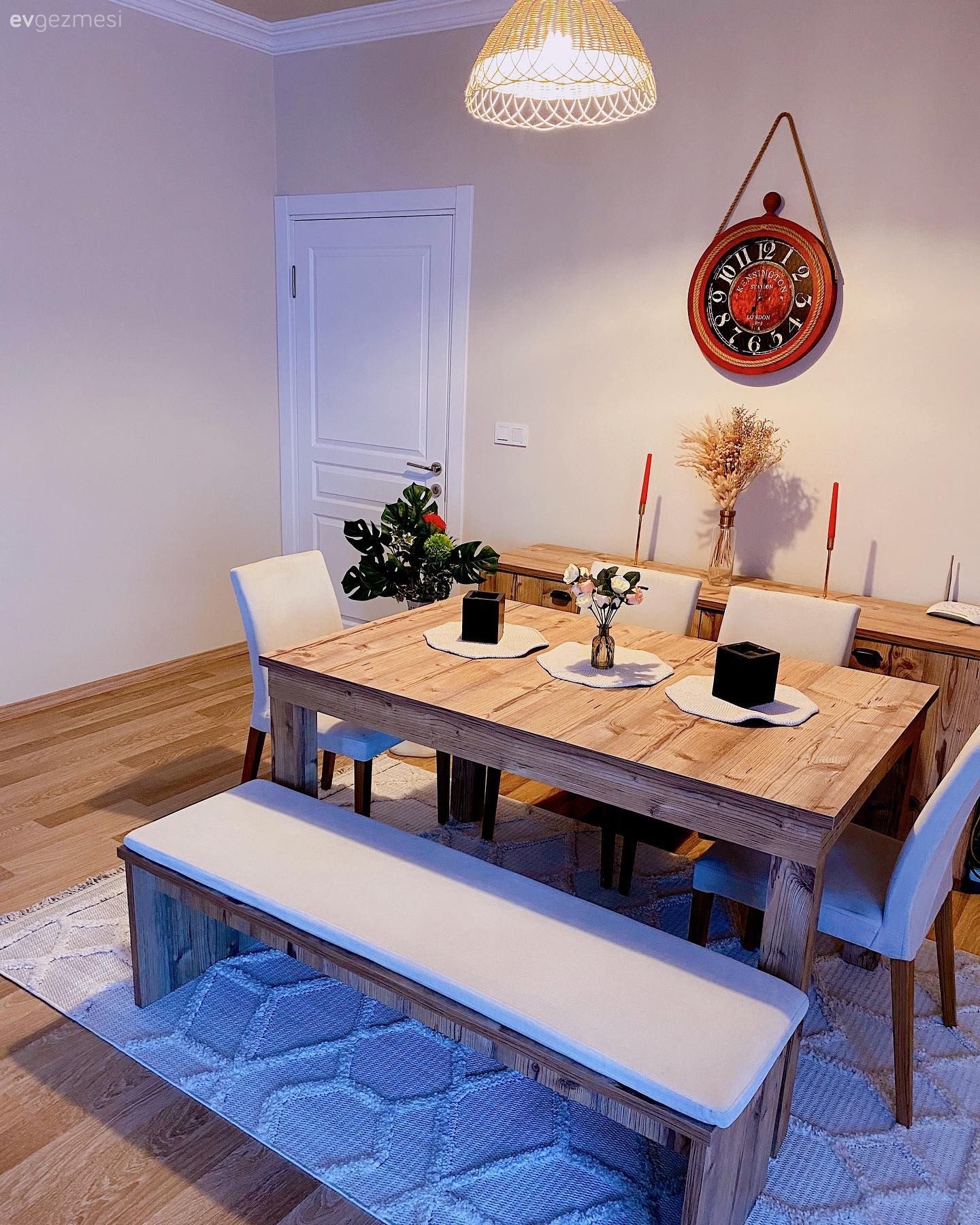 Ahşap Mobilya, Konsol, Konsol üzeri dekoratif objeleri, Bank, Sandalye, Yemek masası, Halı, Beyaz, Hasır avize