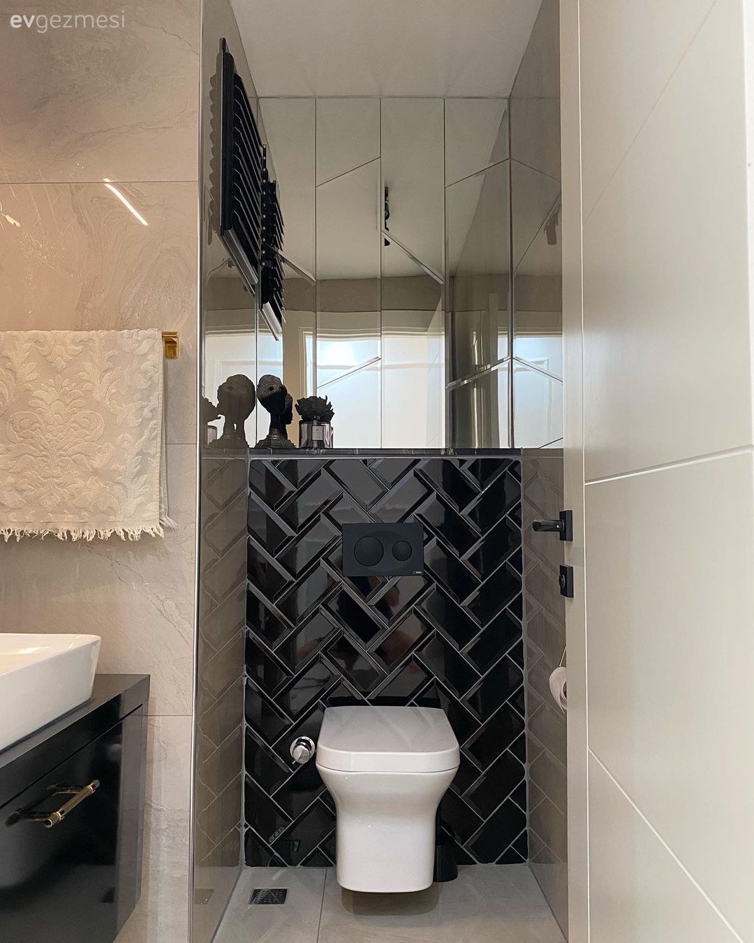 Bu Mersin Evinde Ferahlığı Getiren Tonlar Pirinç Yansımalarla Tamamlanmış!