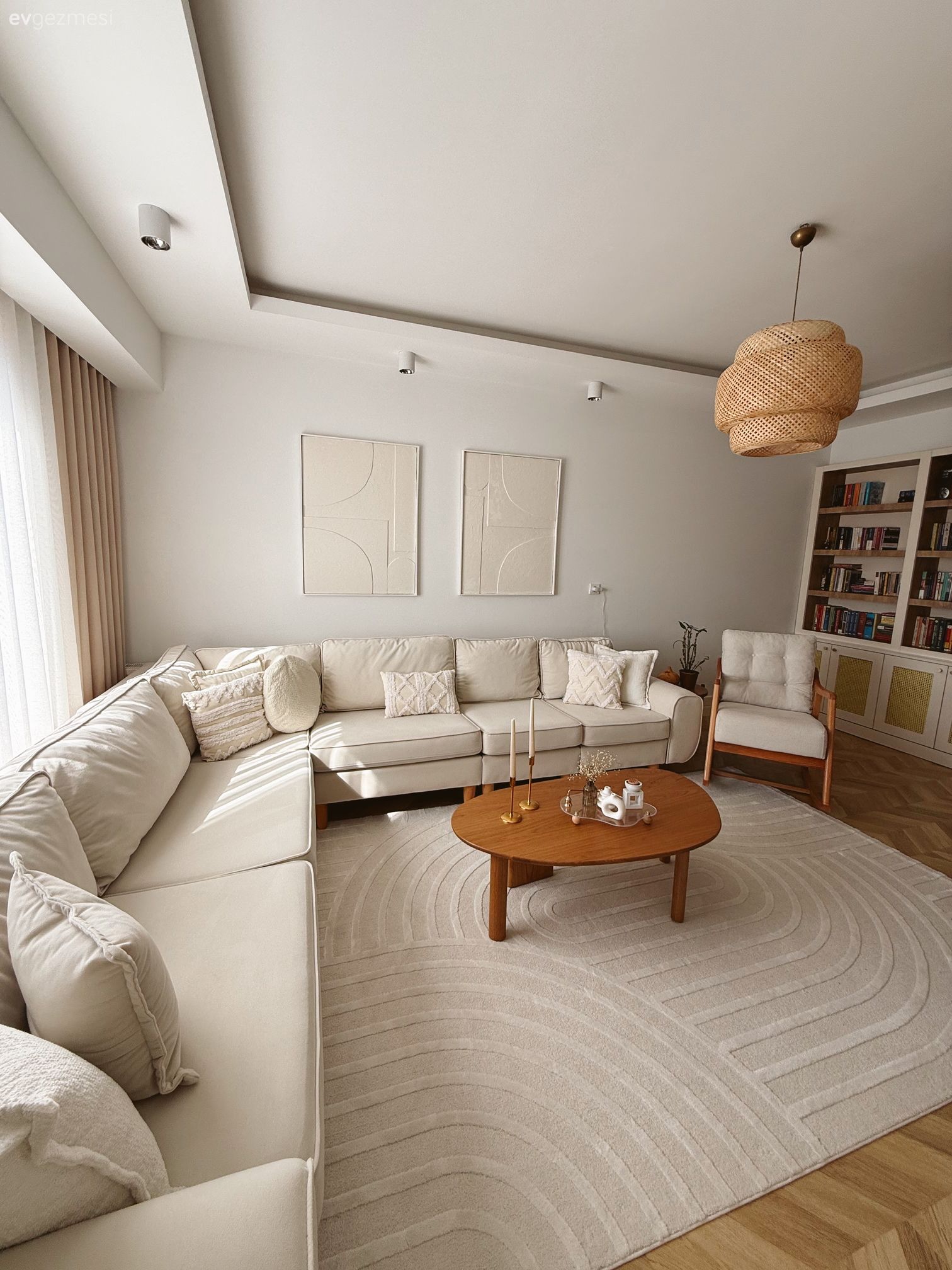 Salon, İskandinav, Modern, Krem, Bej, Beyaz, Kahverengi, Köşe koltuk, Koltuk takımı, Fon perde, Perde, Tül perde, Tablo, Duvar dekorasyonu, Halı, Salon halısı, Hasır avize, Orta sehpa, Sehpa, Ahşap Mobilya, Kitaplık