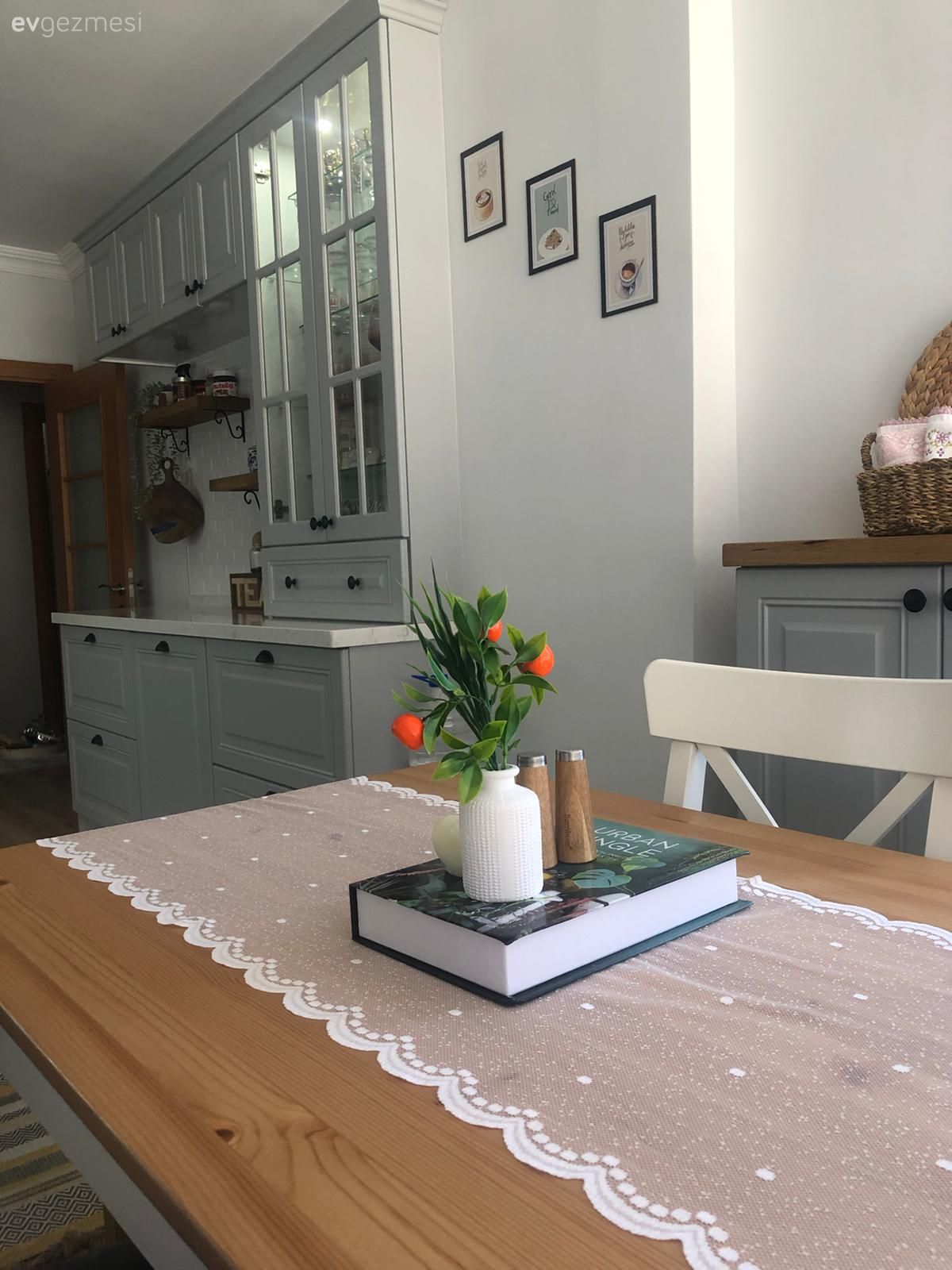 Mutfak, İskandinav, Beyaz, Gri, Gri mutfak, Çerçeve, Mutfak masası, Sandalye, Masa örtüsü, Ev tekstili