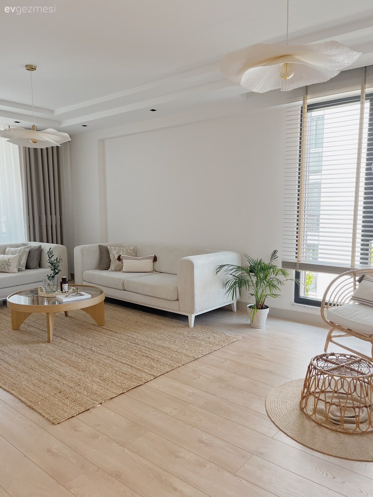 Salon, İskandinav, Modern, Krem, Bej, Beyaz, Koltuk takımı, Ahşap Mobilya, Jüt halı, Halı, Orta sehpa, Sehpa, Cam orta sehpa, Salon avizesi, Ev bitkisi, Dekoratif Objeler, Kırlent, Ev tekstili, Berjer, Hasır, Lambader, Aydınlatma, Jaluzi, Parke, Fon perde, Perde, Tül perde, Saksı