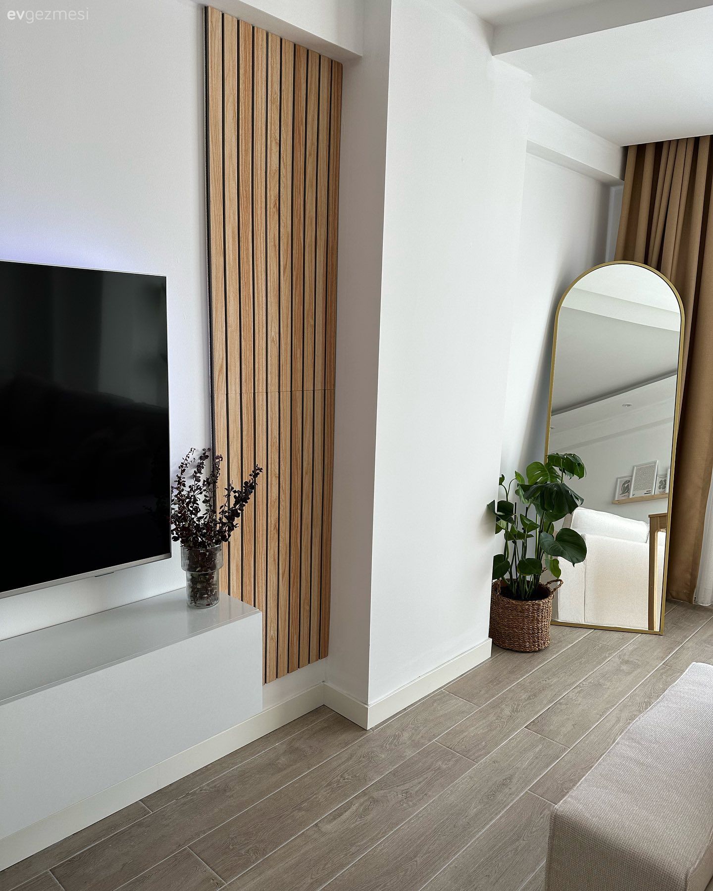 Beyaz, Duvar çıtalama, Boy aynası, Ayna, Fon perde, Perde, Bej, Saksı, Ev bitkisi, Tv ünitesi, Tv ünitesi aksesuarları, Ev Aksesuar