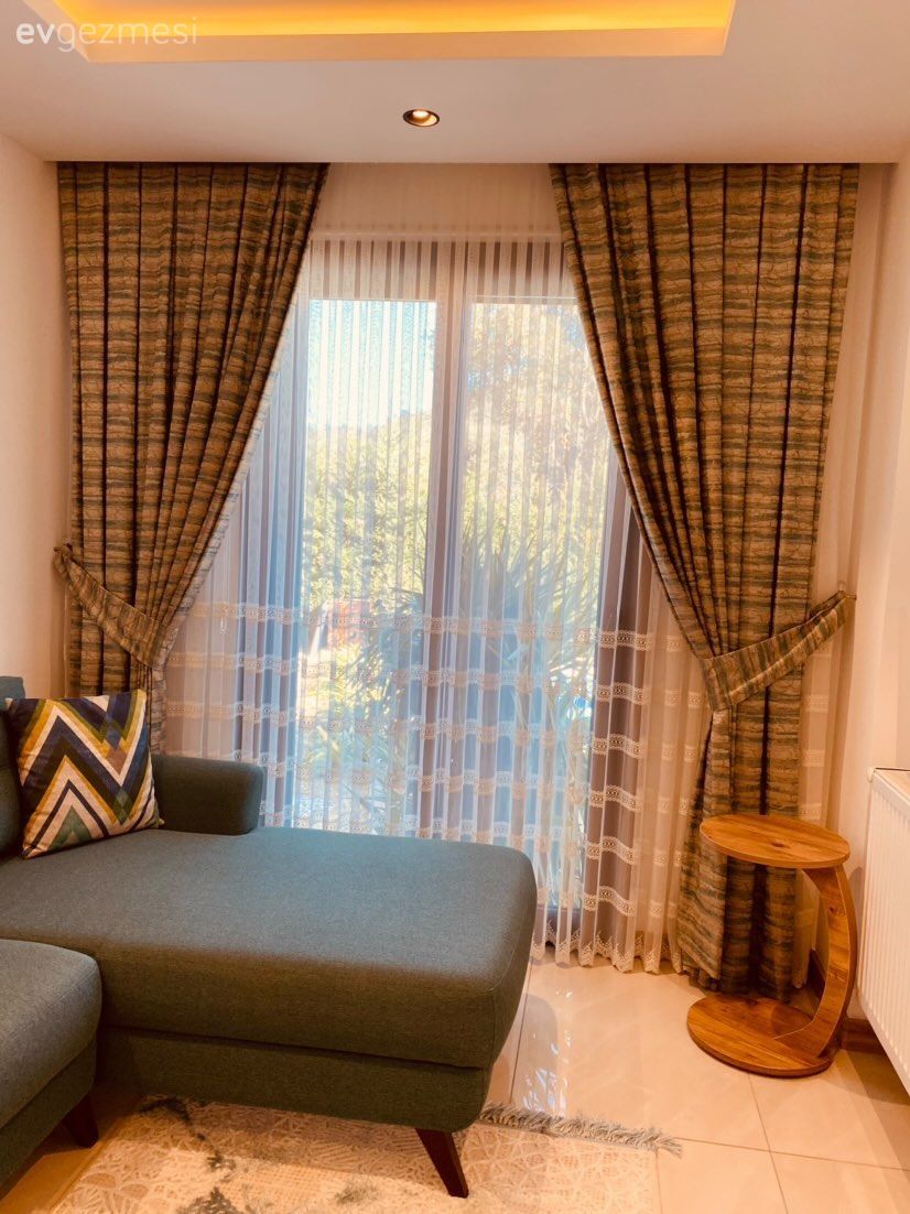 Fon perde, Perde, Tül perde, Köşe koltuk, Koltuk takımı, Yan sehpa, Sehpa, Kırlent, Ev tekstili