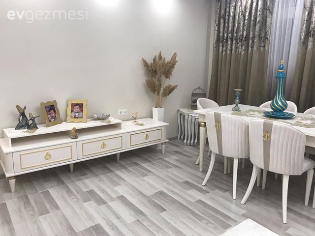 Koltuk takımı, Beyaz, Kırlent, Ev tekstili, Altın, Ev bitkisi, Fon perde, Perde, Duvar panosu, Duvar dekorasyonu, Tül perde, Yemek masası, Vazo, Ev Aksesuar, Dekoratif Objeler, Mavi, Sandalye, Konsol, Konsol üzeri dekoratif objeleri, Pampas otu, Parke