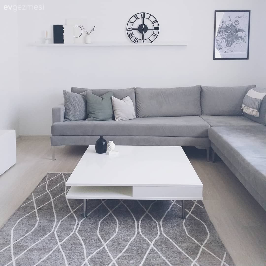 Salon, Modern, Gri, Köşe koltuk, Koltuk takımı, Duvar rafı, Duvar dekorasyonu, Halı, Salon halısı, Orta sehpa, Sehpa, Tablo, Kırlent, Ev tekstili, Duvar saati, Beyaz, Siyah, Geometrik desen, Desenler
