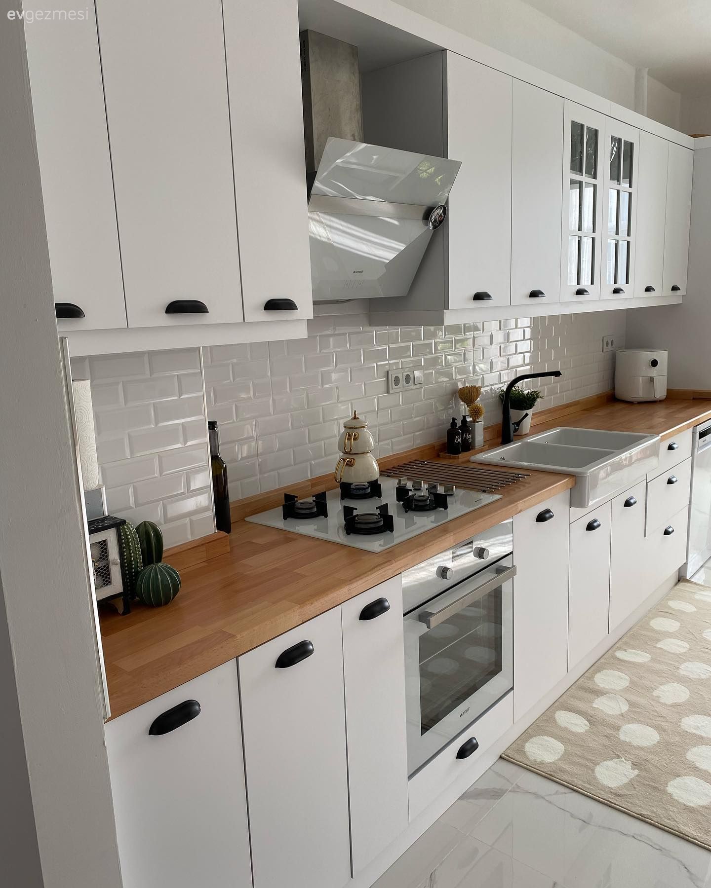 Mutfak, Beyaz, Ahşap mutfak tezgahı, Mutfak tezgahı, Metro seramik, Seramik, Ankastre, Davlumbaz, Mutfak halısı