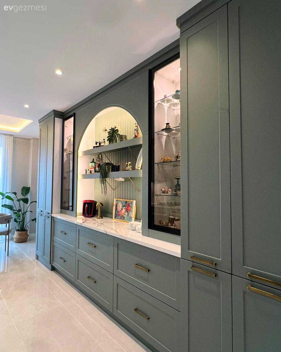 Kahve köşesi, Yeşil, Beyaz, Bej, Altın, Siyah, Mutfak aksesuarları, Mutfak, Ev bitkisi, Mutfak zemin seramikleri, Cam kapaklı dolap, Shaker kapaklı dolaplar, Spot aydınlatma, Aydınlatma