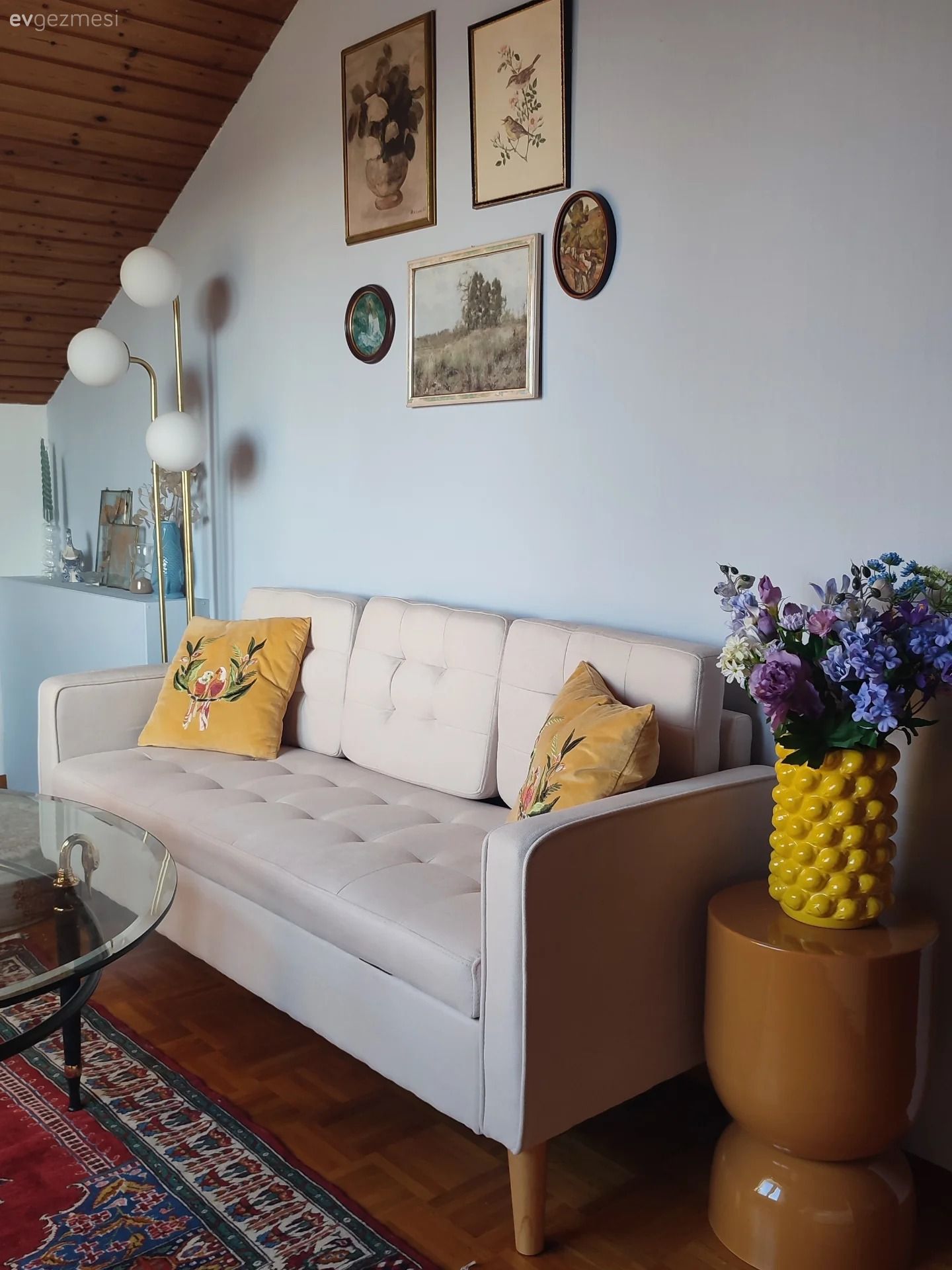 Oturma Odası, Çatı katı, Dubleks evler, Beyaz, Bordo, Krem, Çatı katı dolapları, Sarı, Çerçeve, Cam orta sehpa, Orta sehpa, Halı, Avize, Aydınlatma, Vazo, Ev Aksesuar, Kırlent, Ev tekstili, Rustik