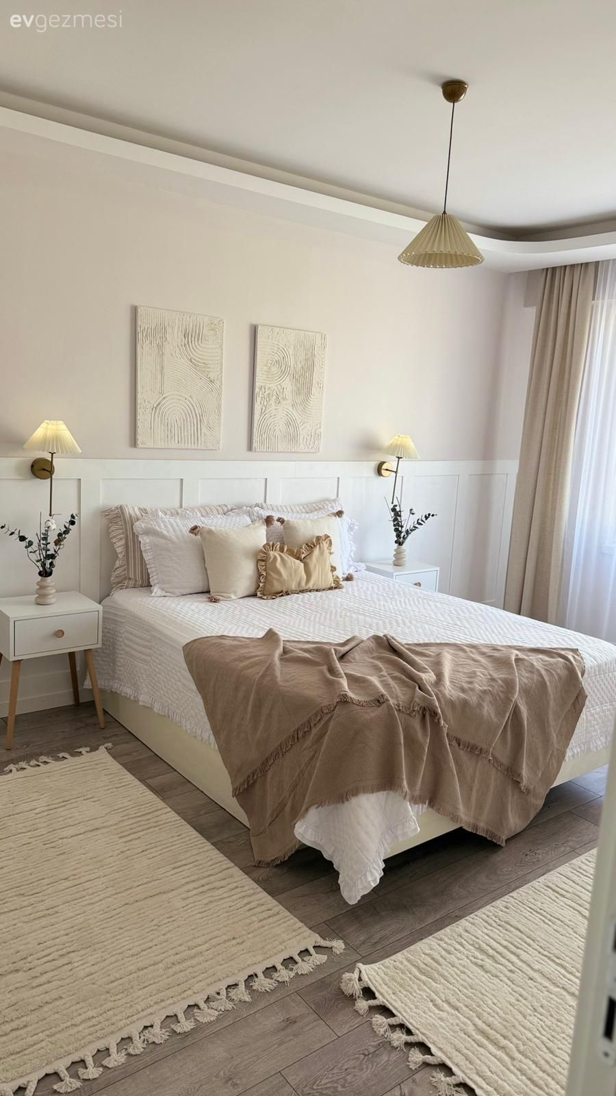 Yatak Odası, Beyaz, Kahverengi, Duvar çıtalama, Yatak örtüsü, Halı, Tablo, Duvar dekorasyonu, Fon perde, Perde, Tül perde, Komodin, Aplik, Aydınlatma