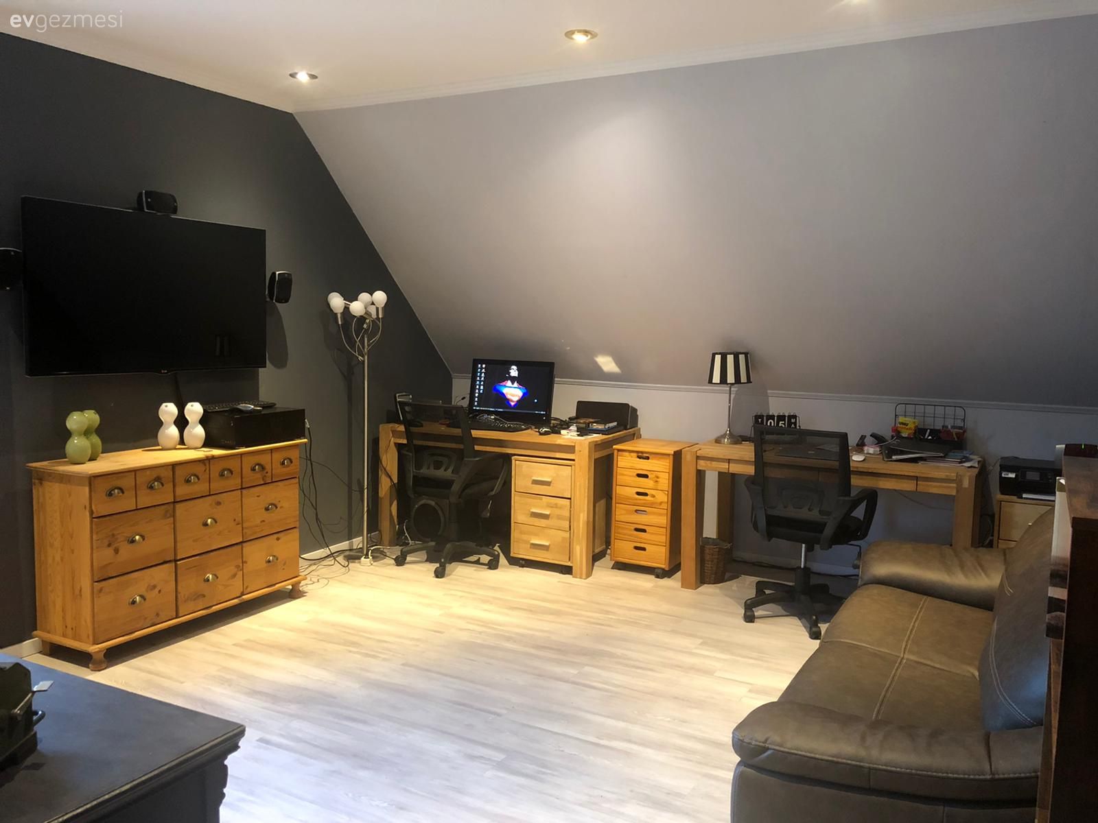 Oturma Odası, Çalışma masası, Antrasit duvar, Ahşap Mobilya, Koltuk takımı, Halı, Çatı katı, Dubleks evler