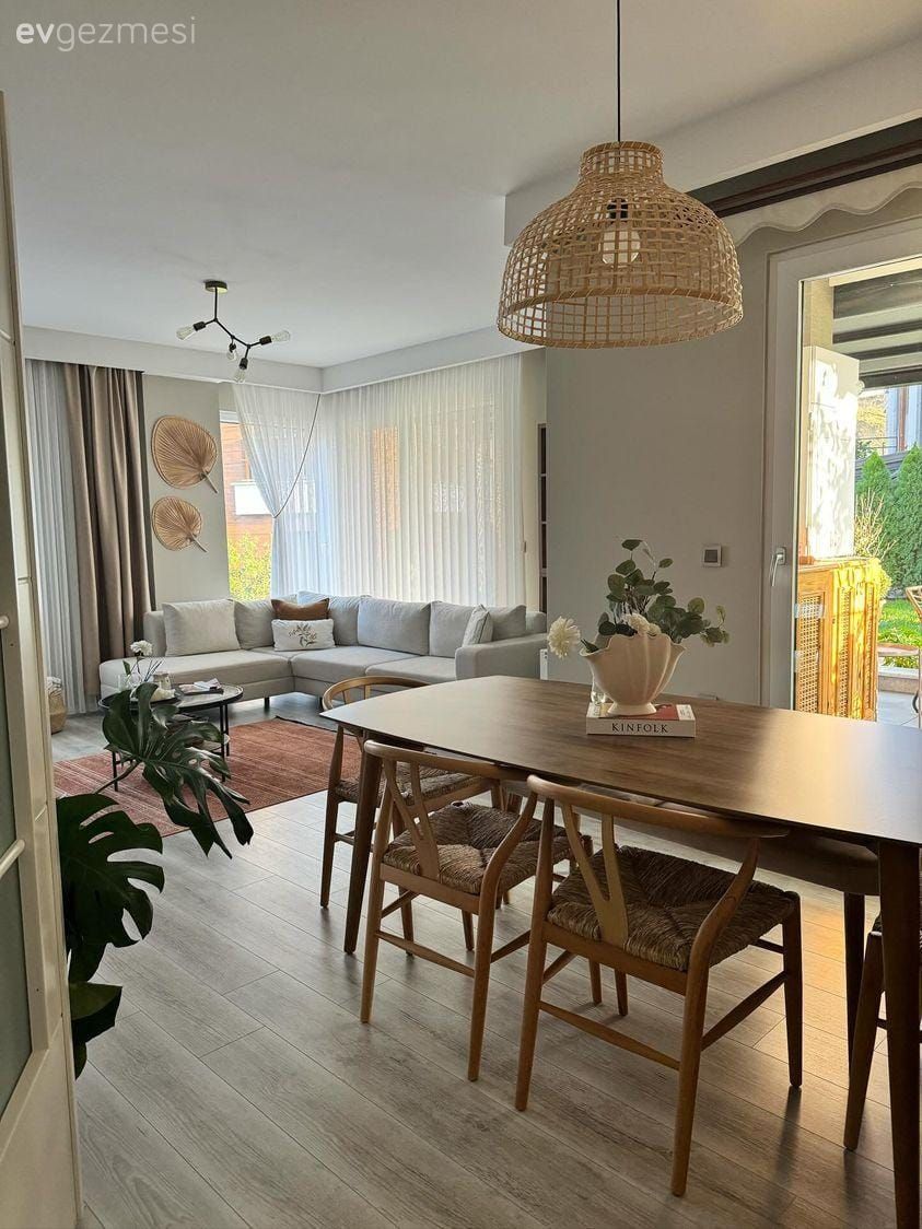 Salon, İskandinav, Bohem Dekorasyon, Beyaz, Bej, Ahşap Mobilya, Kahverengi, Krem, Fon perde, Perde, Tül perde, Halı, Salon halısı, Köşe koltuk, Koltuk takımı, Hasır, Sandalye, Yemek masası, Hasır avize, Ev bitkisi, Saksı, Kırlent, Ev tekstili