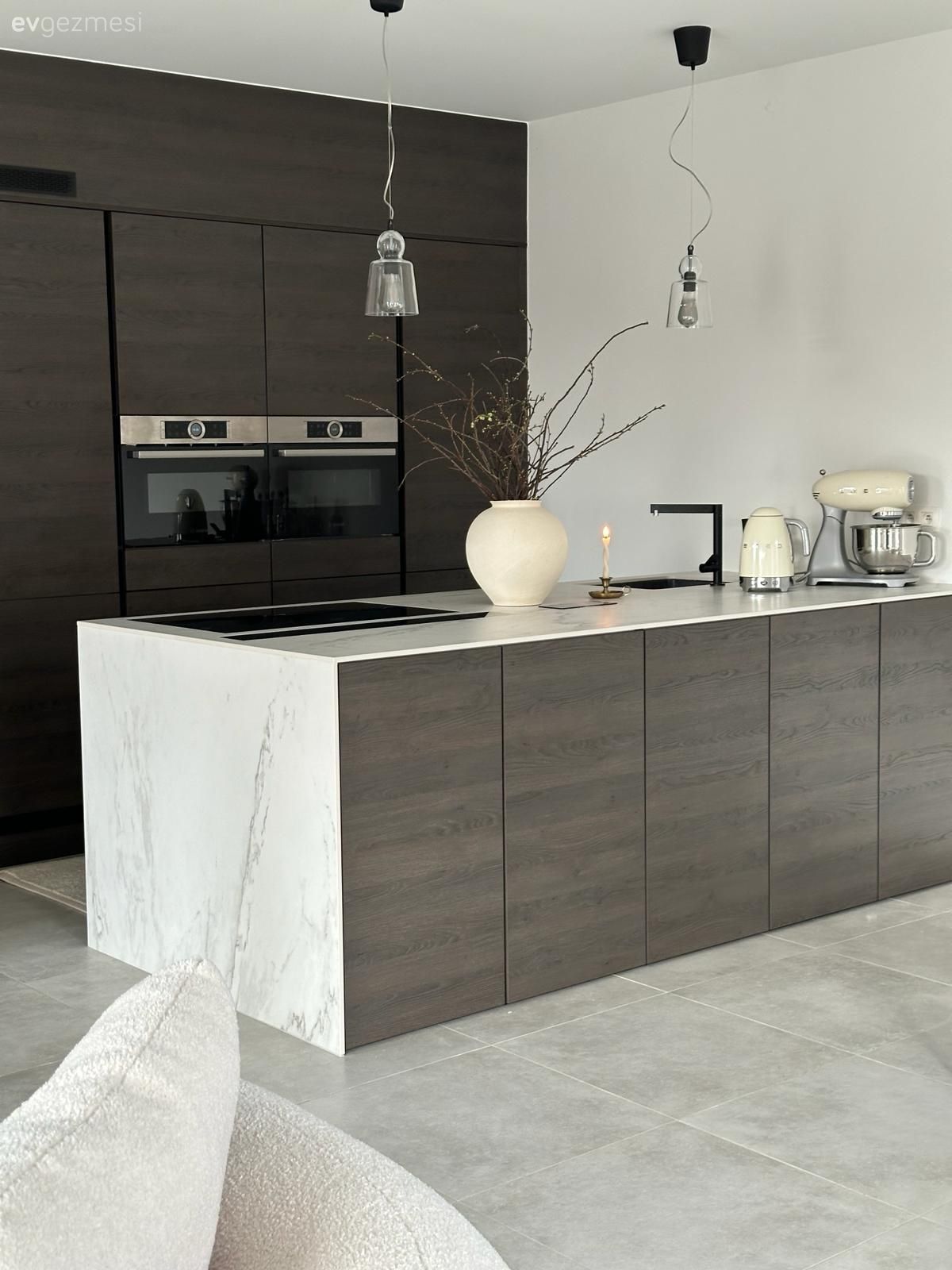 Amerikan Mutfak, Mutfak, Modern mutfak, Kulpsuz mutfak dolabı, Mutfak tezgahı, Ada mutfak, Ankastre, Kahverengi, Siyah, Beyaz, Dekoratif Objeler, Elektrikli Ocak, Cam Ankastre