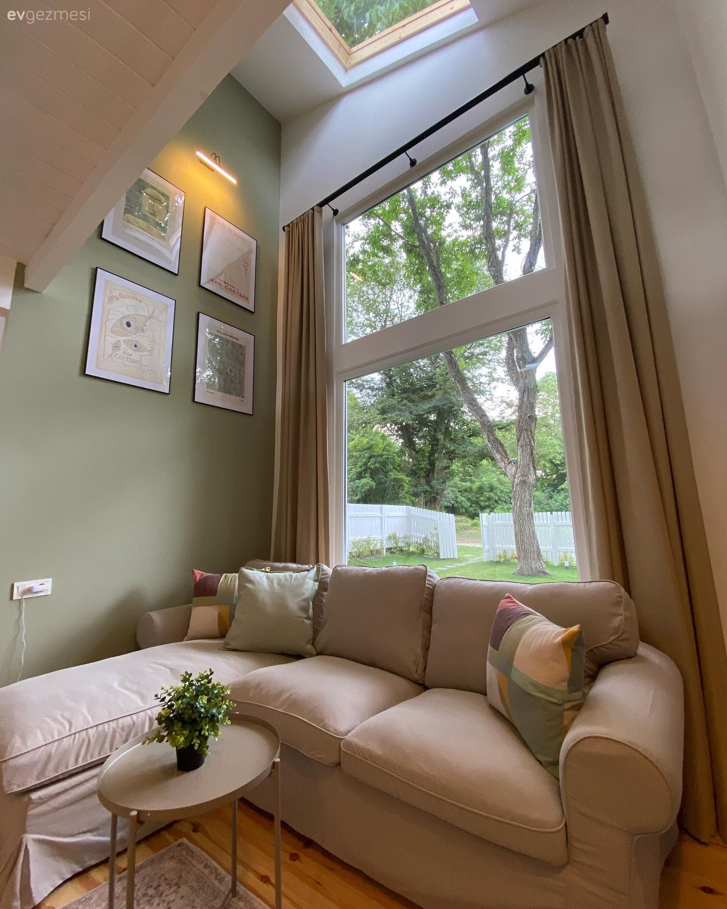 Salon, Tiny house, Loft daire, Köşe koltuk, Koltuk takımı, Yeşil duvar, Açık konsept yaşam alanı, Çerçeve, Halı, Bej, Krem, Beyaz, Fon perde, Perde, Tül perde