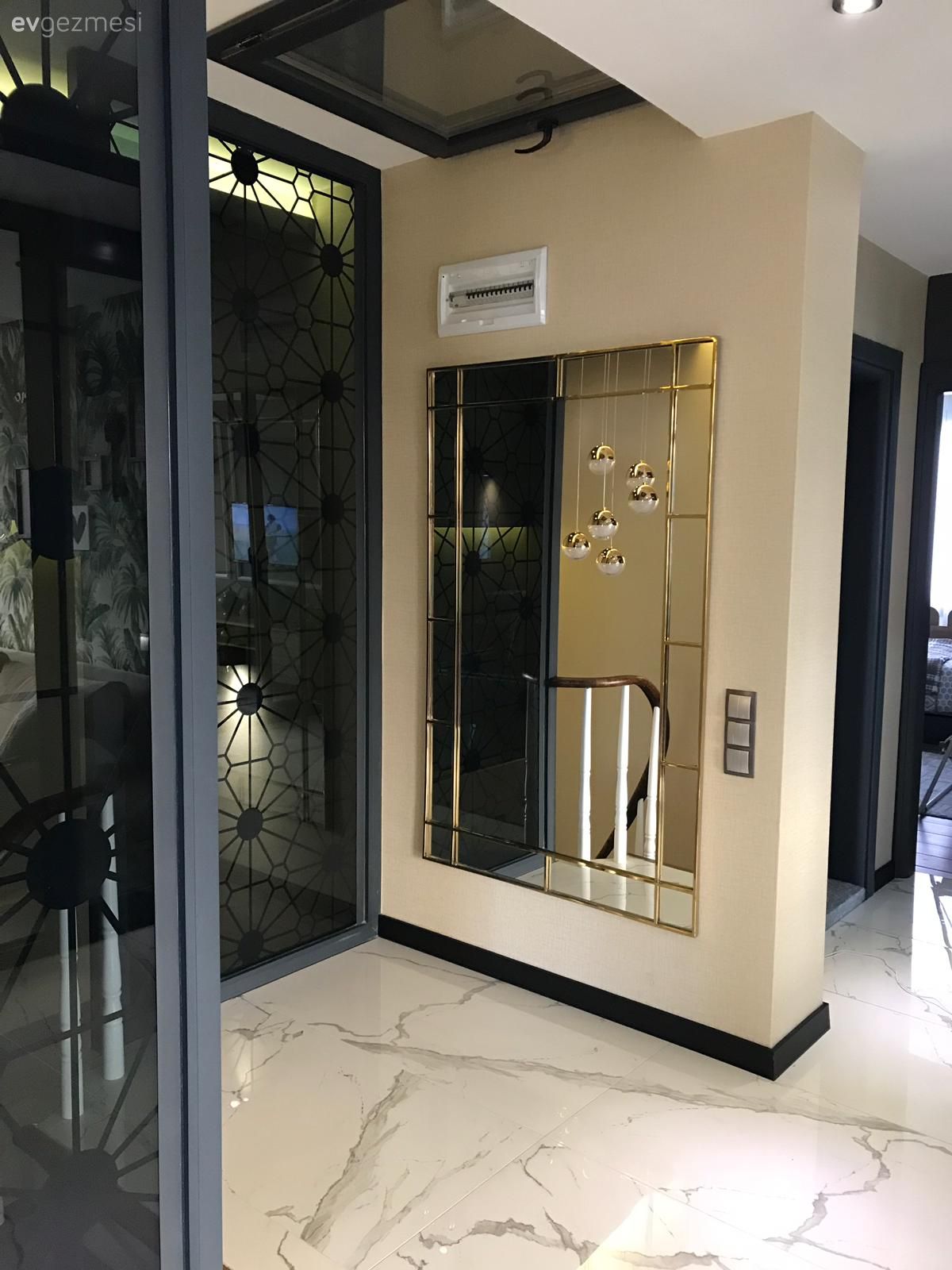Hol, Avize, Aydınlatma, Merdiven, Dubleks evler, Siyah, Beyaz, Altın, Zemin seramikleri, Boy aynası, Ayna