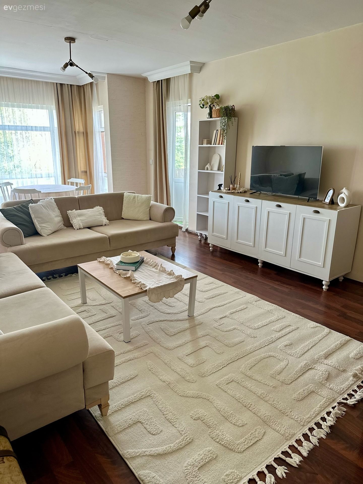 Salon, Modern, Krem, Bej, Beyaz, Koltuk takımı, Orta sehpa, Sehpa, Tv ünitesi, Halı, Salon halısı, Avize, Aydınlatma, Salon avizesi, Dekoratif Objeler, Fon perde, Perde, Tül perde, Sandalye, Yemek masası